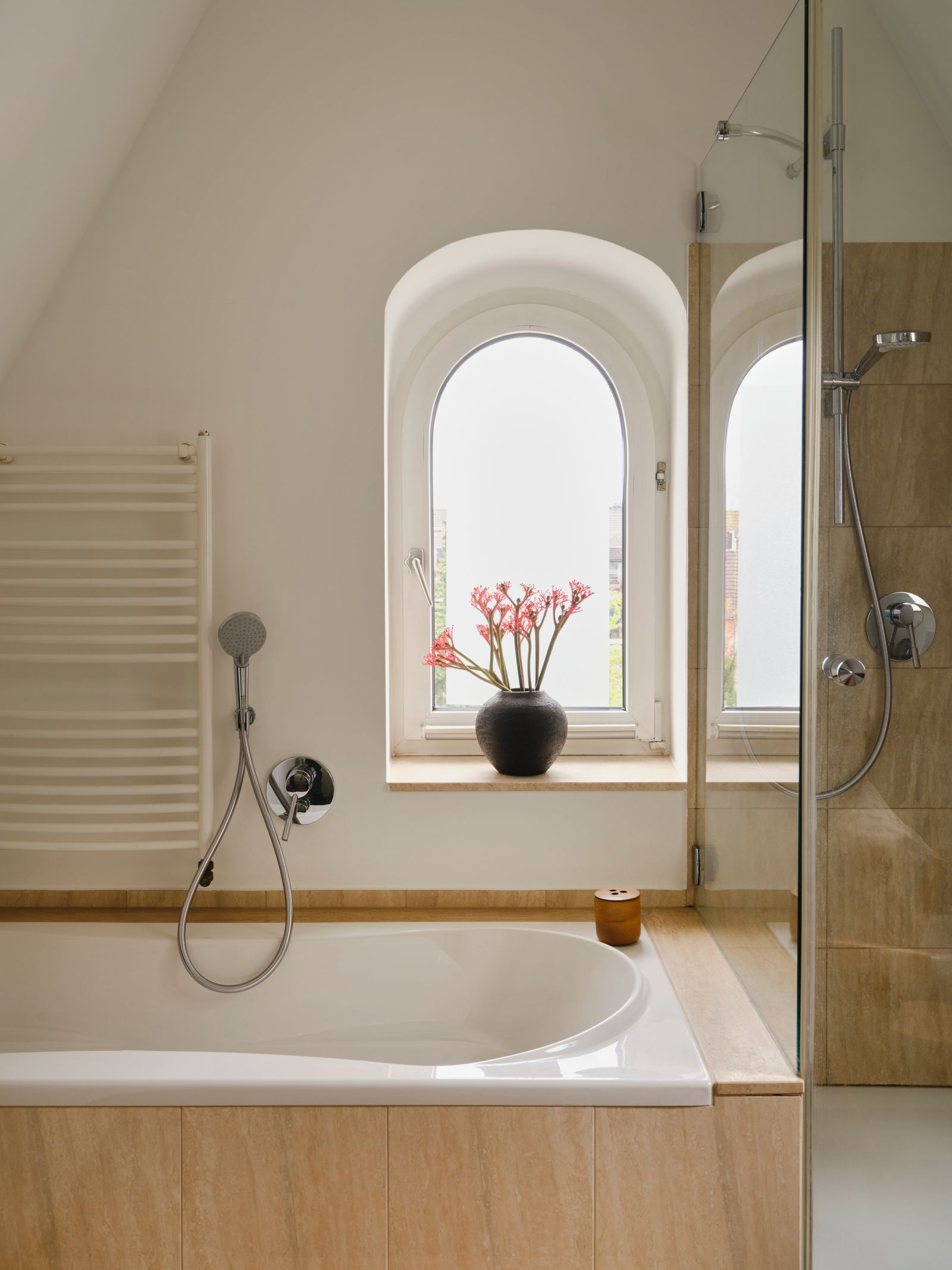 Badezimmer mit Badewanne und Dusche