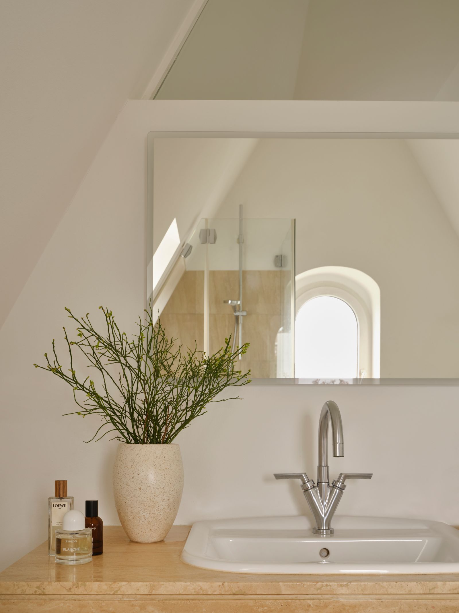 Waschtisch mit Spiegel