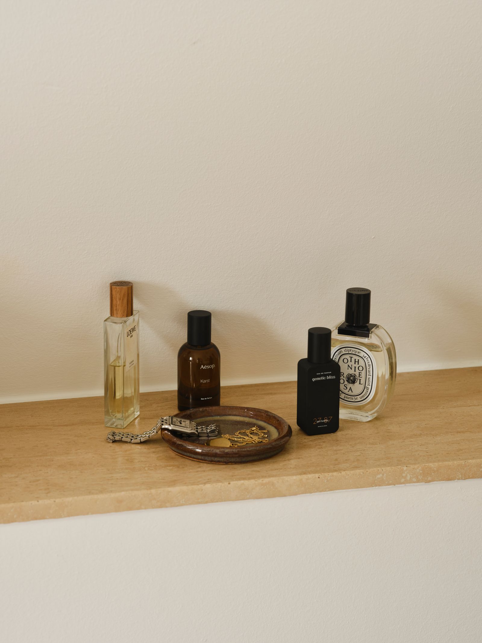 Parfums und Uhr im Bad