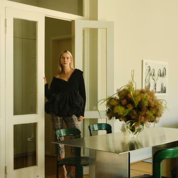 Eine Berliner Wohnung voll Kontraste: So lebt die Floral Designerin Lilo Klinkenberg mit Vintage-Möbeln und Farbe