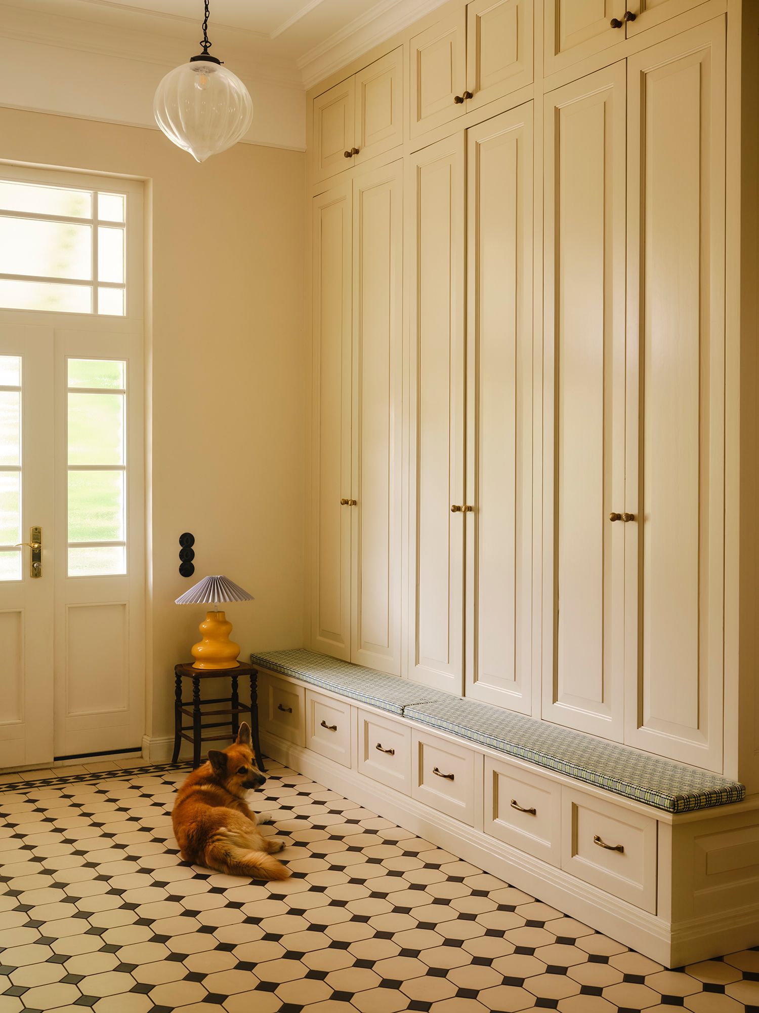 In dem Zuhause von Judith Data bietet eine maßgefertigte Schranklösung Stauraum und Sitzgelegenheit zugleich.