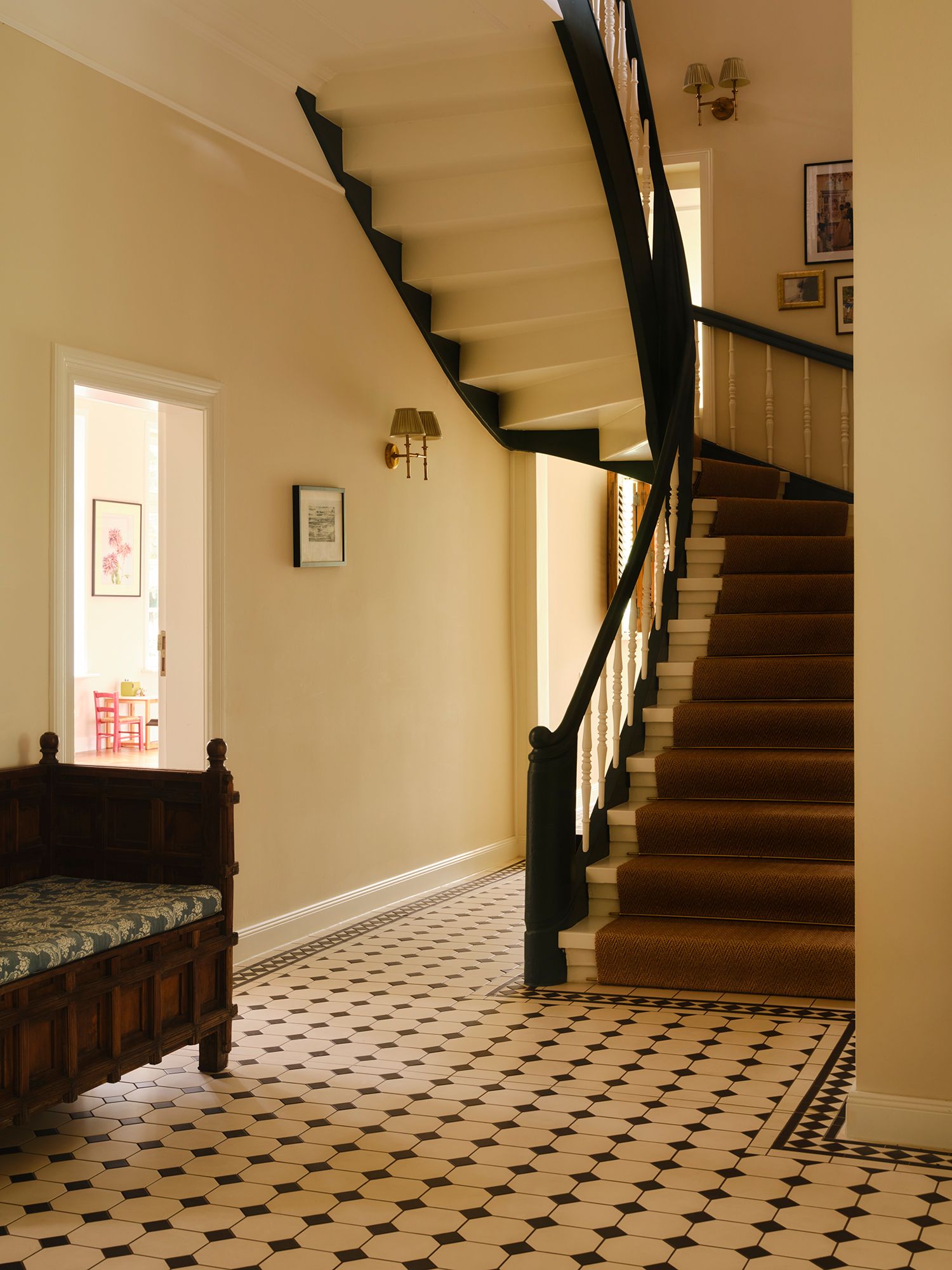 Kunst und VintageMöbel verleihen dem Eingangsbereich einen wohnlichen Charakter.