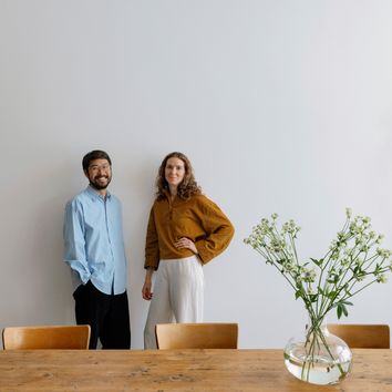 Feuerwehrrot von außen, minimalistisch von innen: So wohnen Bettina Böhm und Win Amnueypornsakul am Lokdepot in Berlin