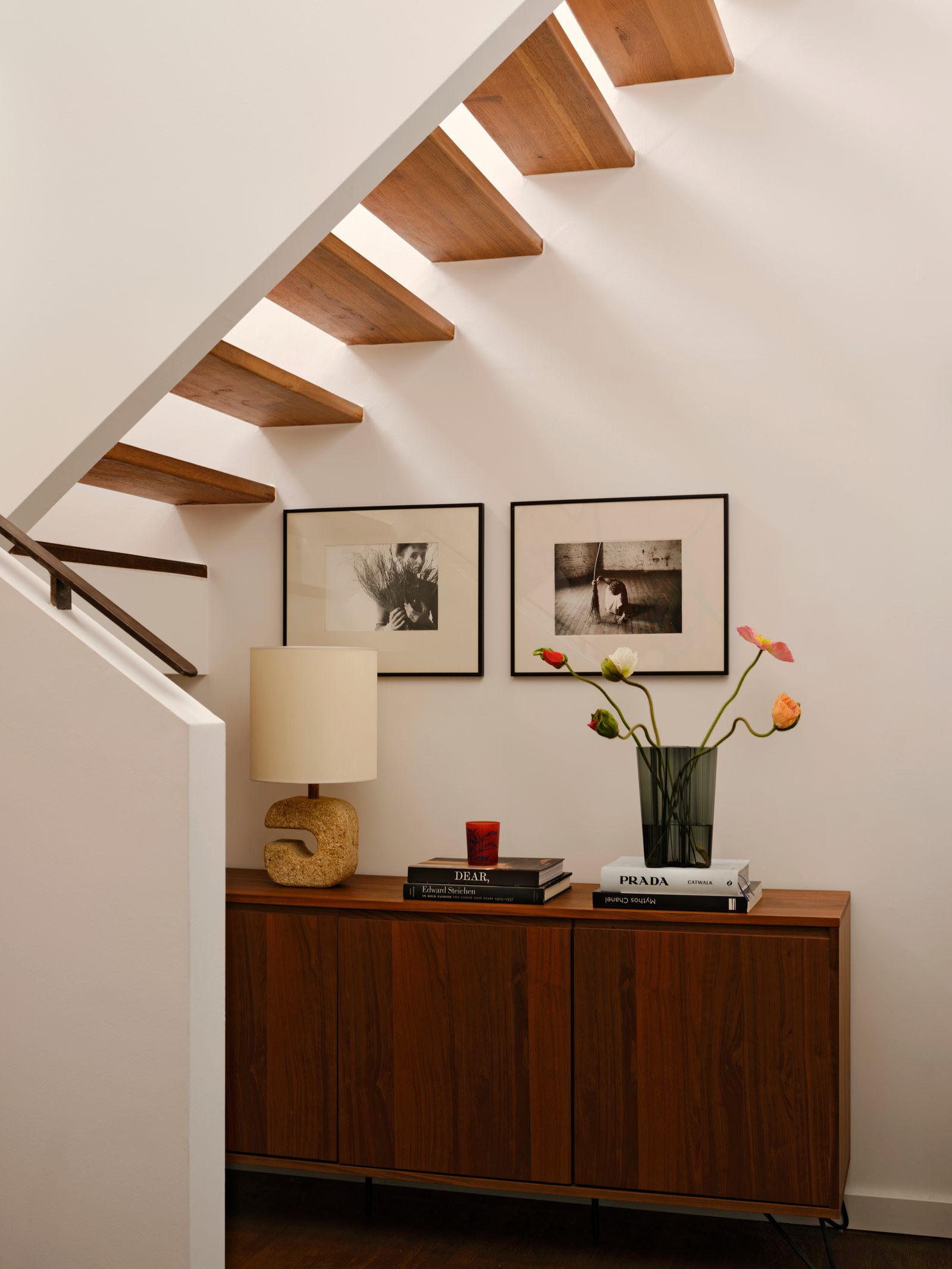 Eingangsbereich von Lena Lademann mit Kommode aus Holz