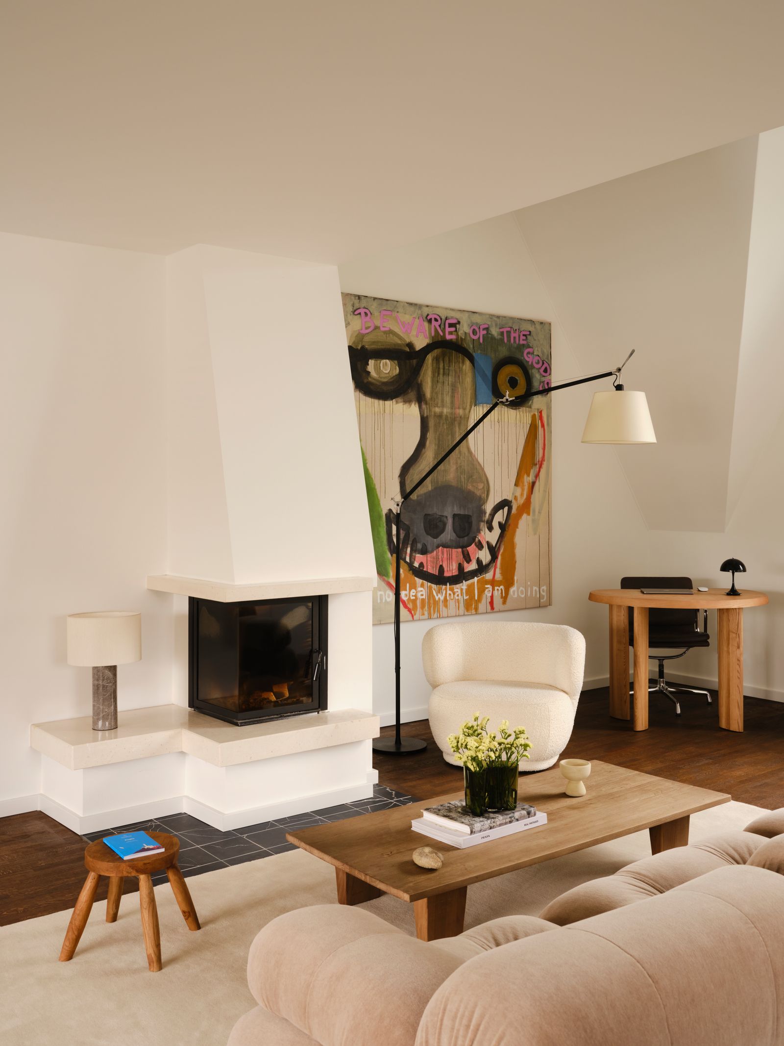 Wohnzimmer mit Kamin Sofa und Schreibtisch