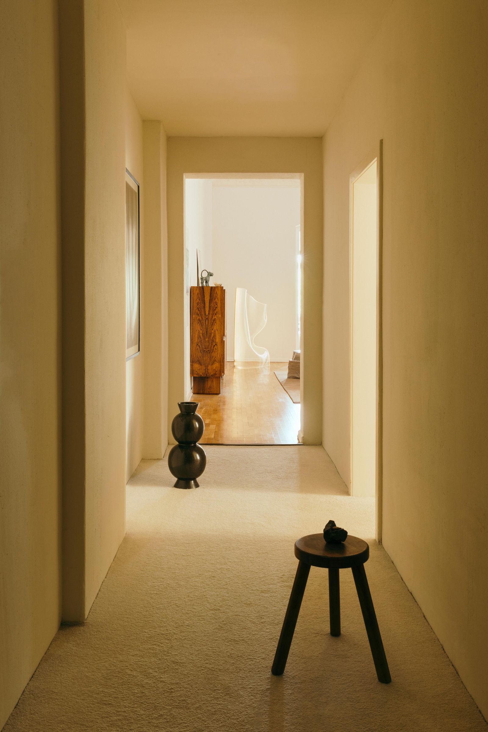 Die 190 Quadratmeter große Wohnung hat Kosock einen Monat lang renoviert Er entfernte u.a. die Raufasertapete und...