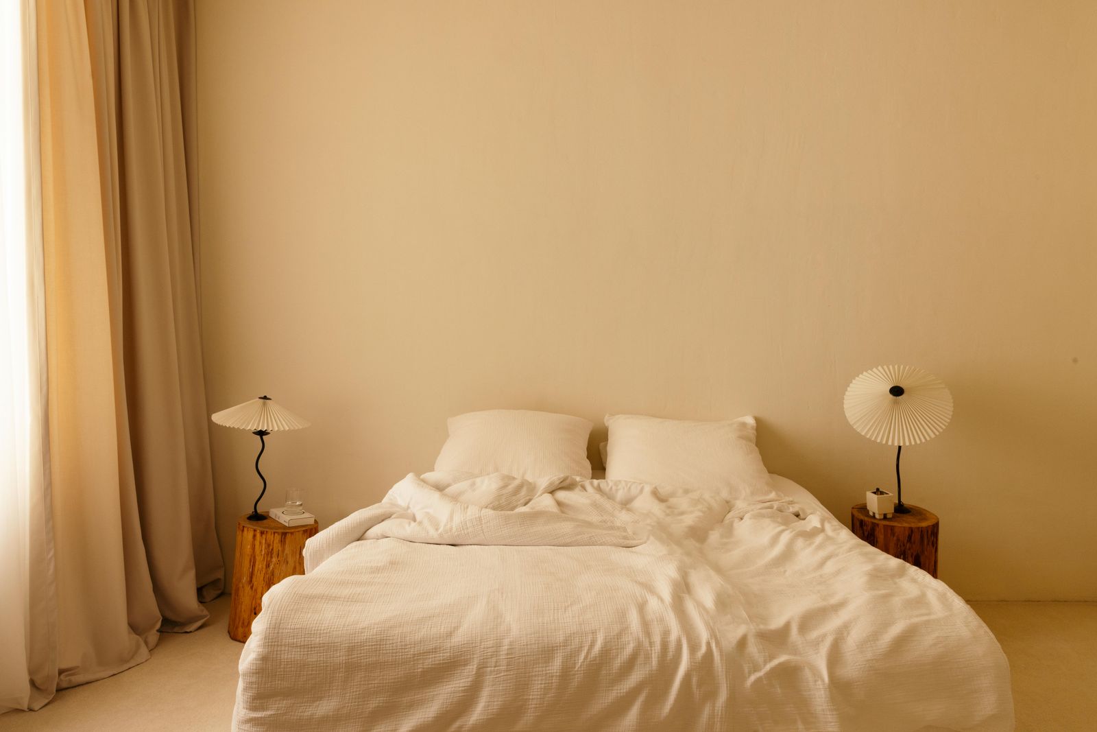 Auf den selbst gemachten Hockern im Schlafzimmer stehen Leuchten von Oscar Piccolo.