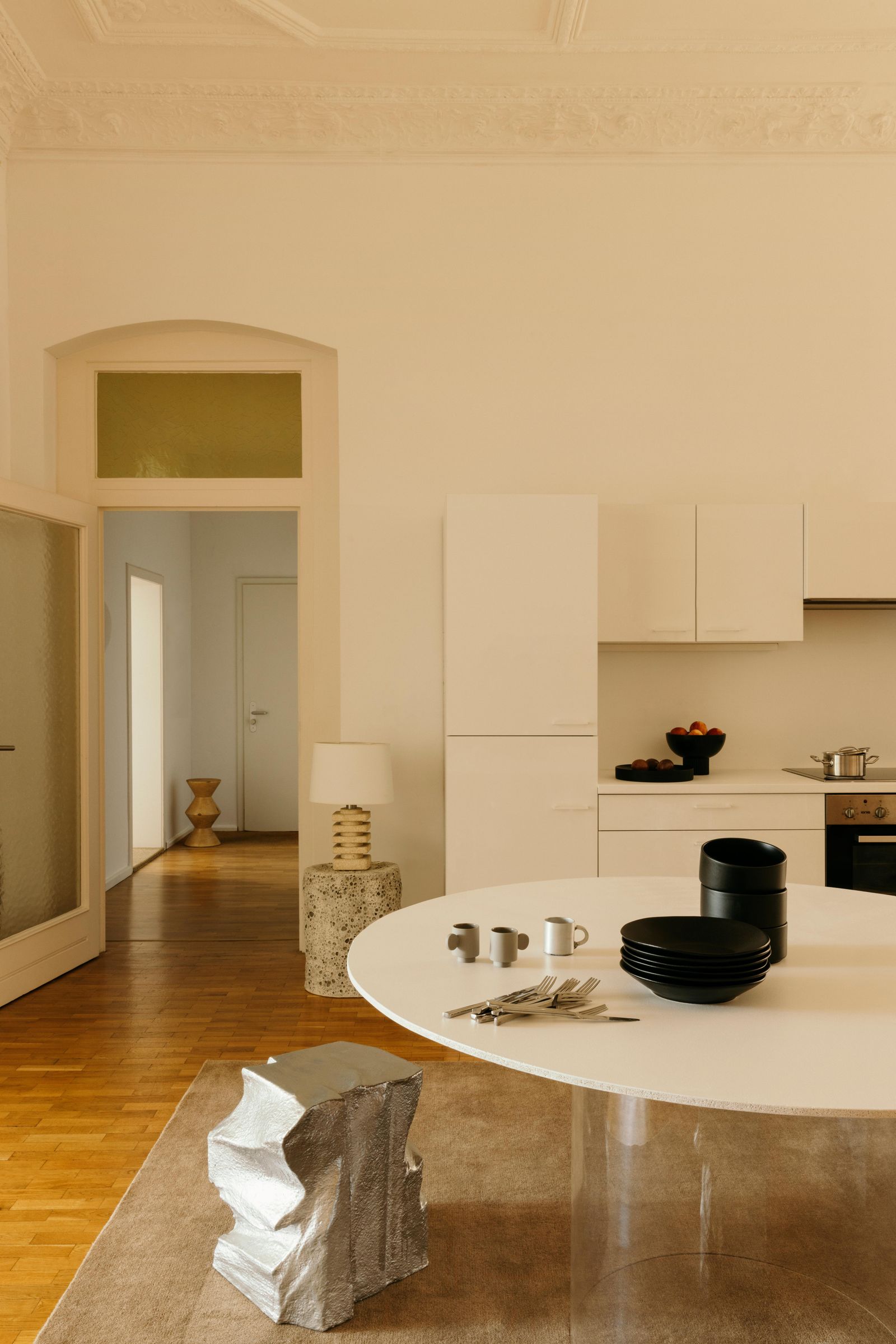 Die Küche gehört zur Mietwohnung und konnte nicht ausgetauscht werden. Abhilfe gegen altbackene Fronten schafft...