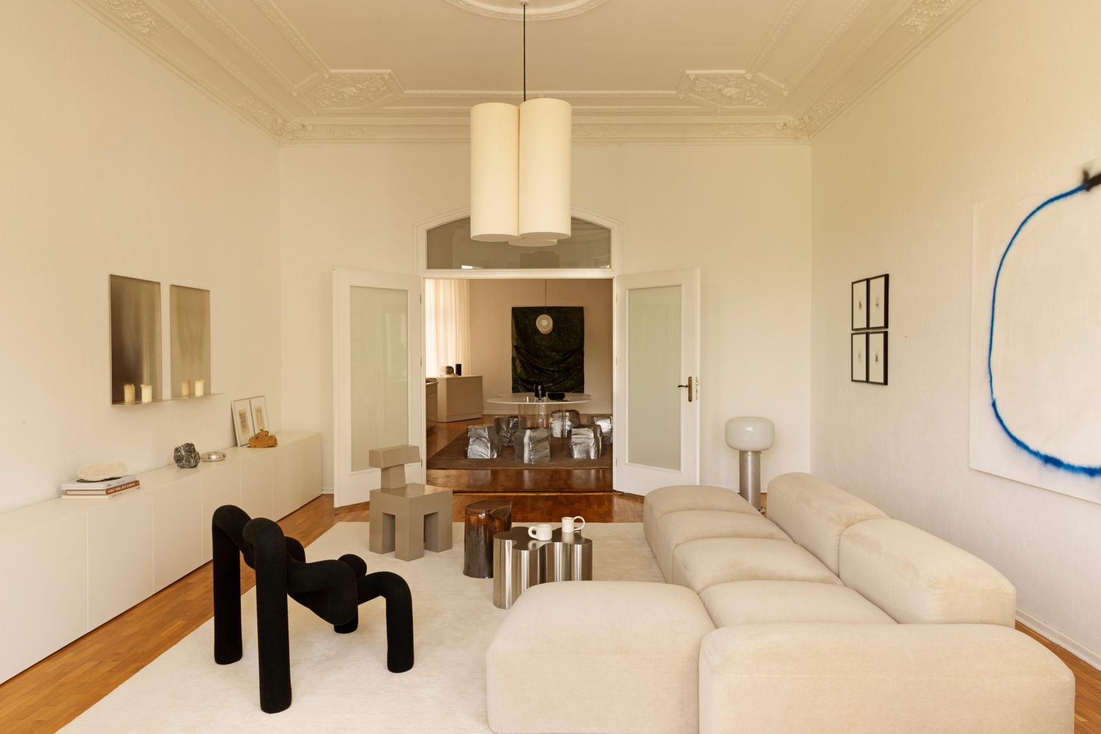 Die Deckenleuchte ist vintage und wurde von David und Gisa neu bespannt. Das Bild über dem Sofa von Amura Lab hat Gisa...