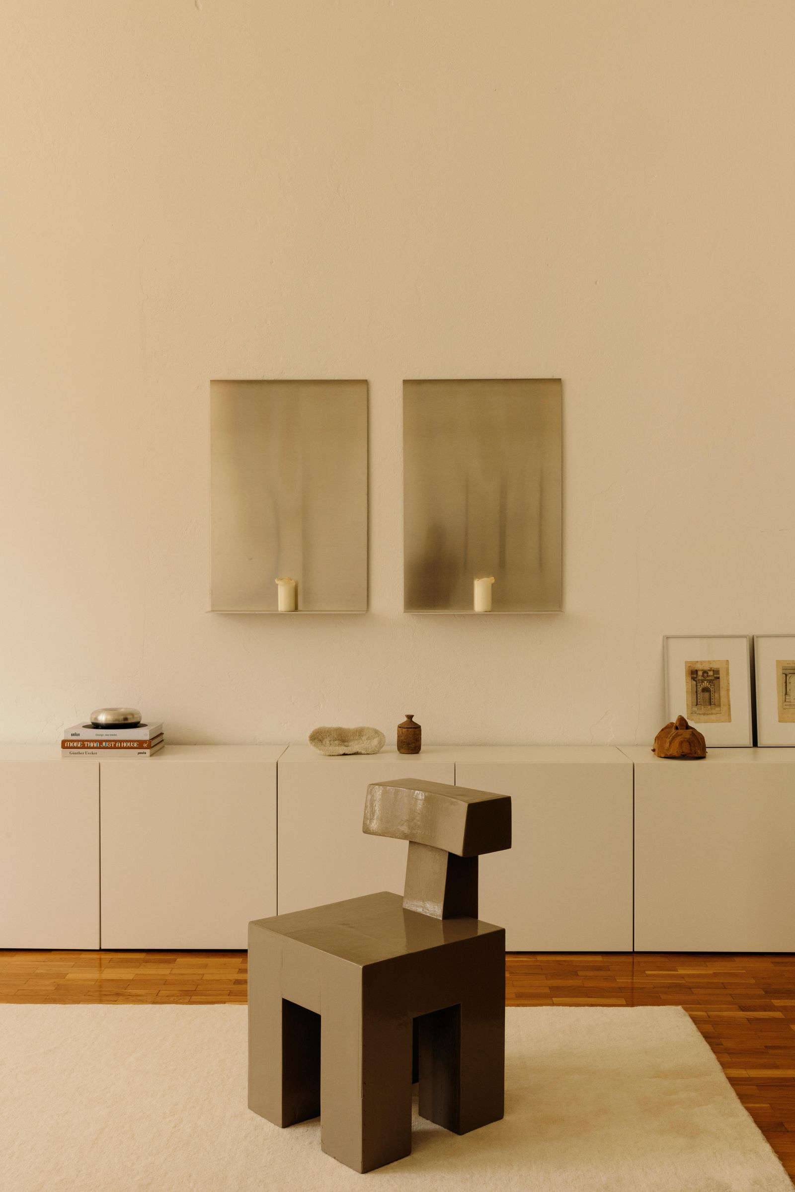 Die Kerzenhalter „Reflect Panels“ sind Entwürfe von Vaust der Briefbeschwerer links ebenso. In den Rahmen rechts finden...