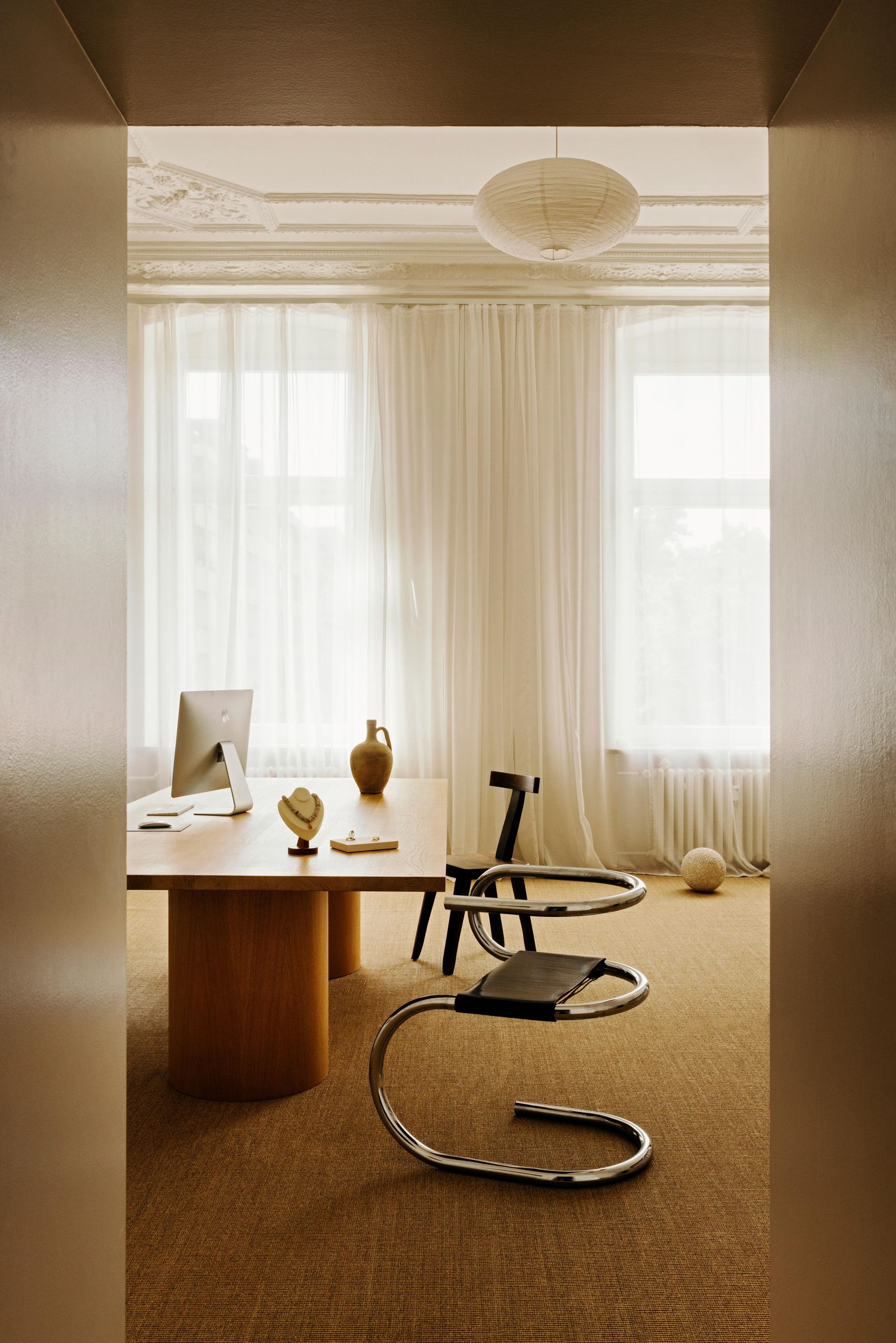 Den Tisch hat Gisa selbst entworfen er wurde von Raumwerk umgesetzt. Daran steht ein „Mono Tube“Stuhl von Wim van den...