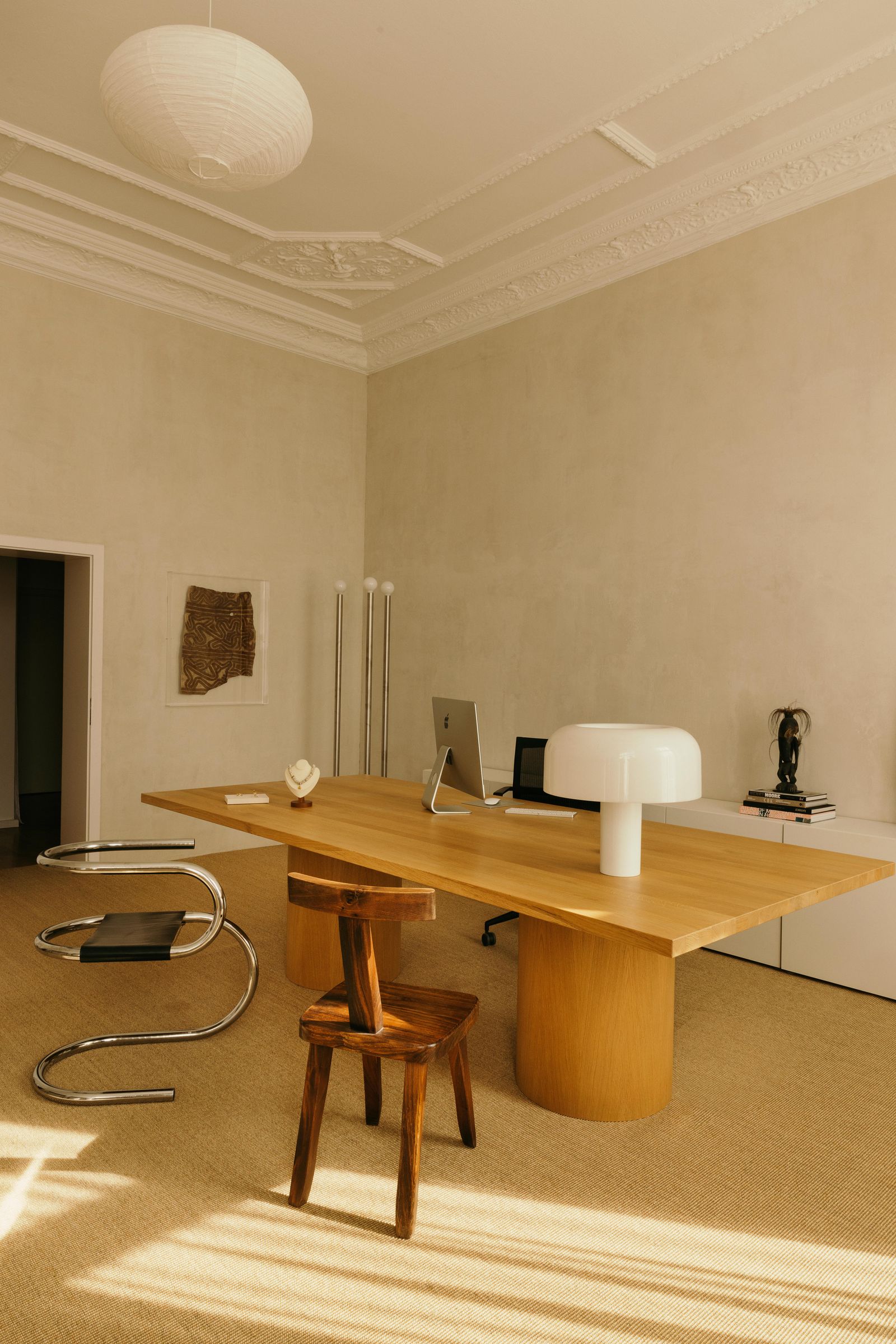 Im vorderen Teil der Wohnung befindet sich Gisas Showroom und Arbeitszimmer. Das gerahmte Leichentuch und die Skulptur...