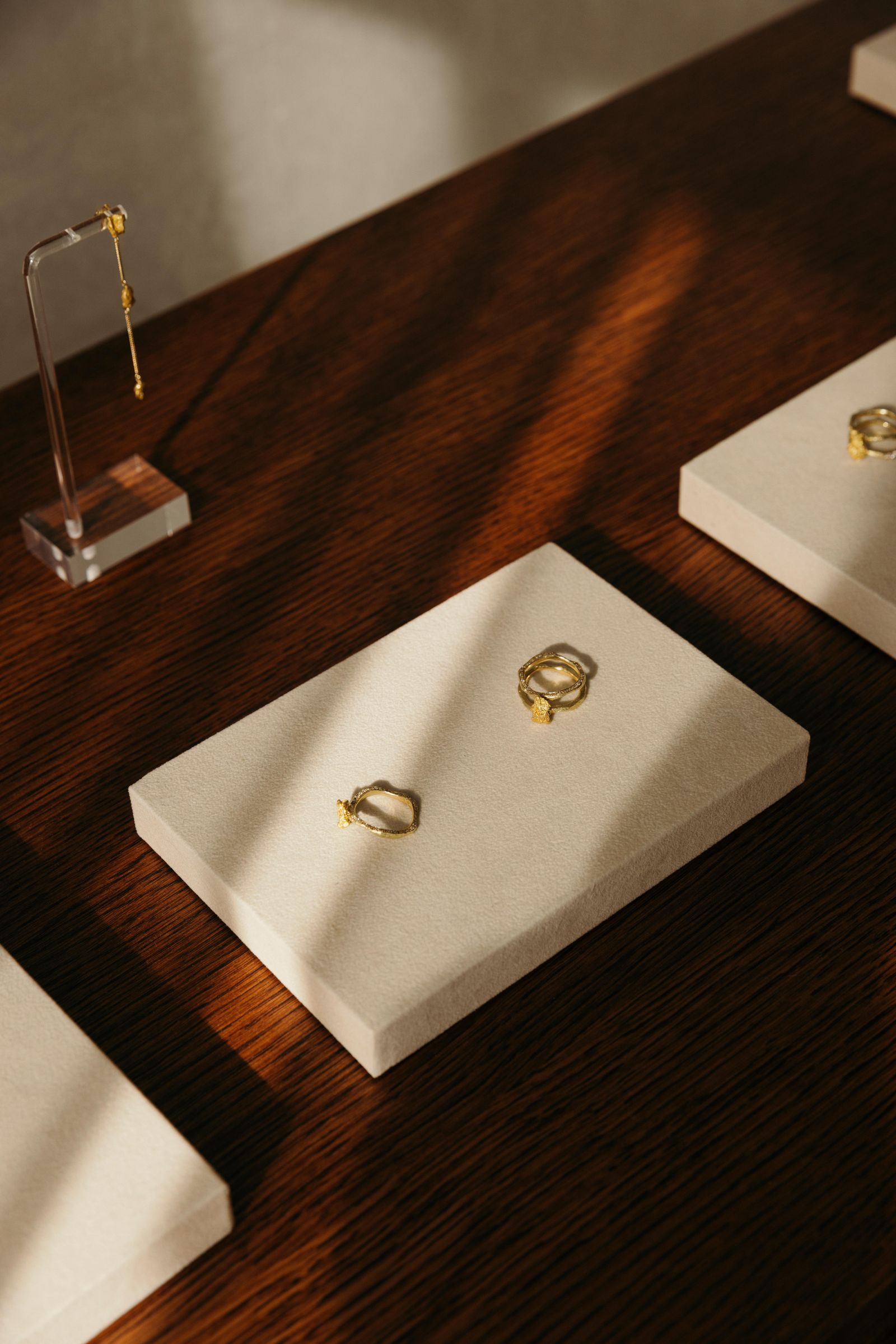 Gisas Mutter zog Anfang der 1990erJahre als Goldwäscherin erst nach Peru später nach PapuaNeuguinea um in Flüssen nach...