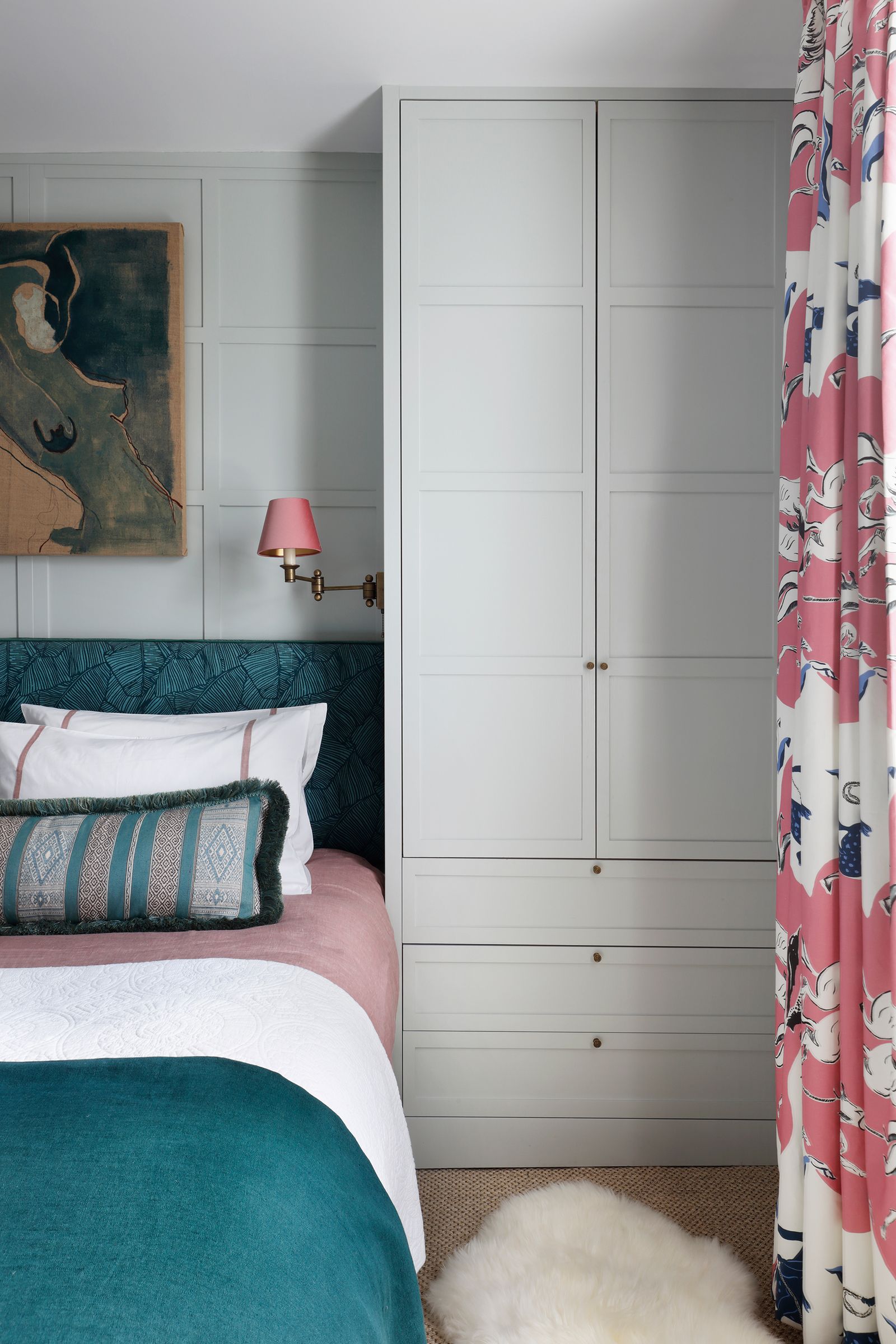 Bett Einbauschrank und bunter Vorhang in Schlafzimmer