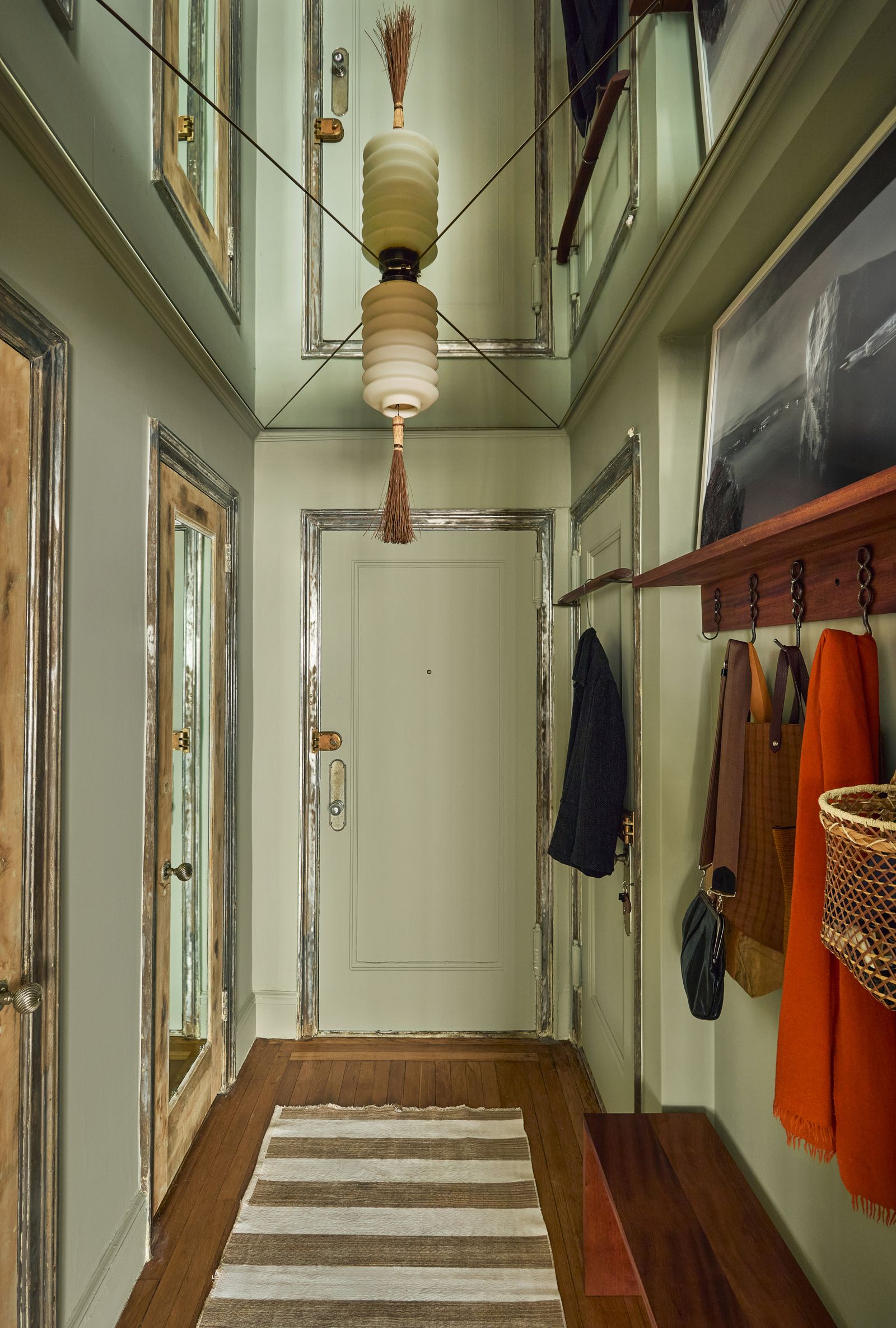 Interieur Eingangsbereich mit Garderobe gestreifter Teppich verspiegelte Decke