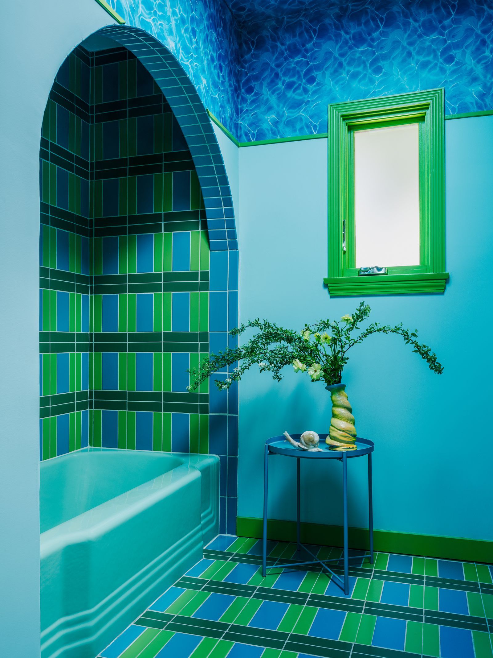 Badezimmer in Blau und Grün türkisfarbene Badewanne in Nische