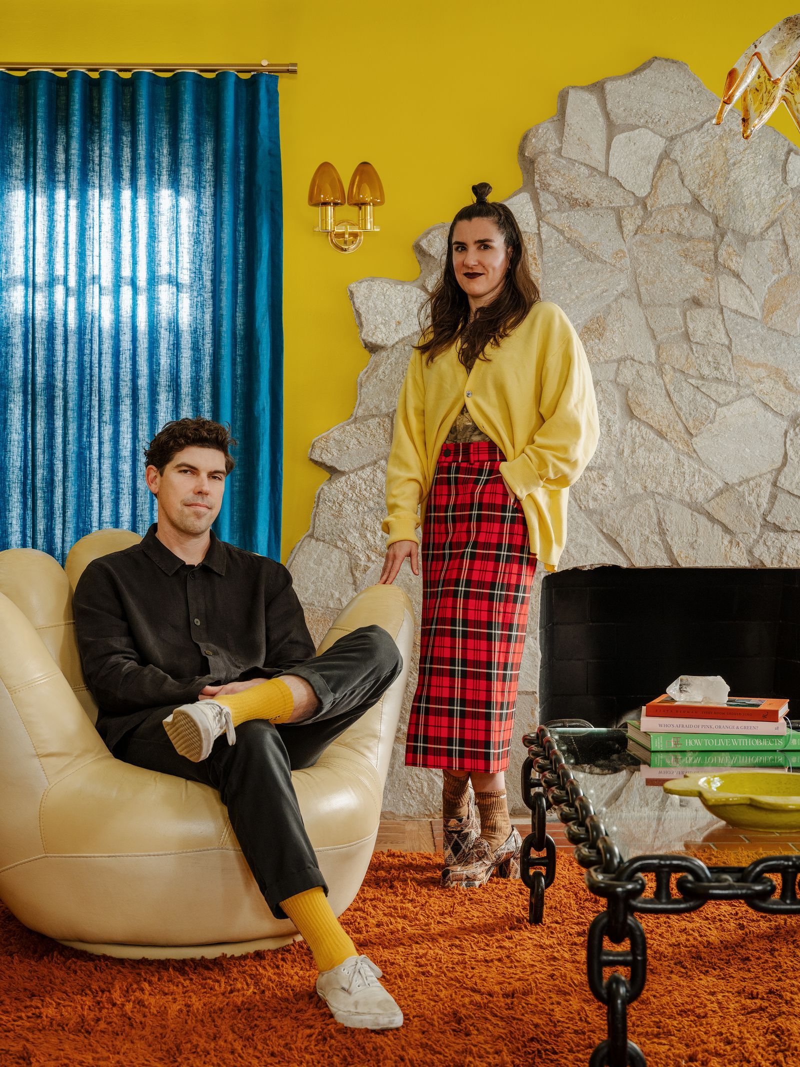 Alex Bach Jake Fuller Porträt Wohnzimmer gelbe Wand