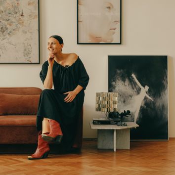 55 Quadratmeter in Wien: So vereint die Modefotografin Theresa Kaindl in ihrer Altbauwohnung Feng-Shui mit Farbe