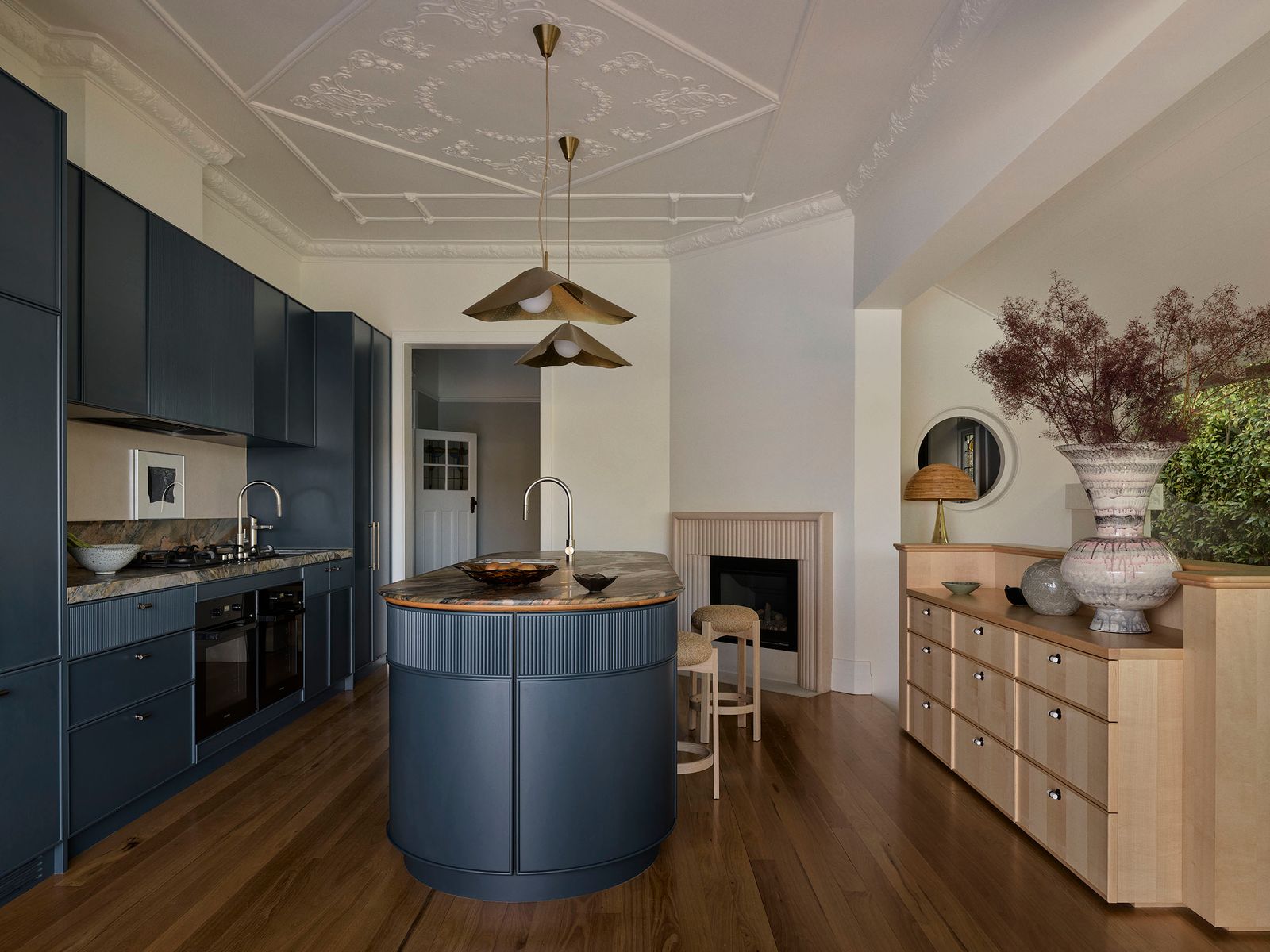 Blaue Küche mit Kücheninsel