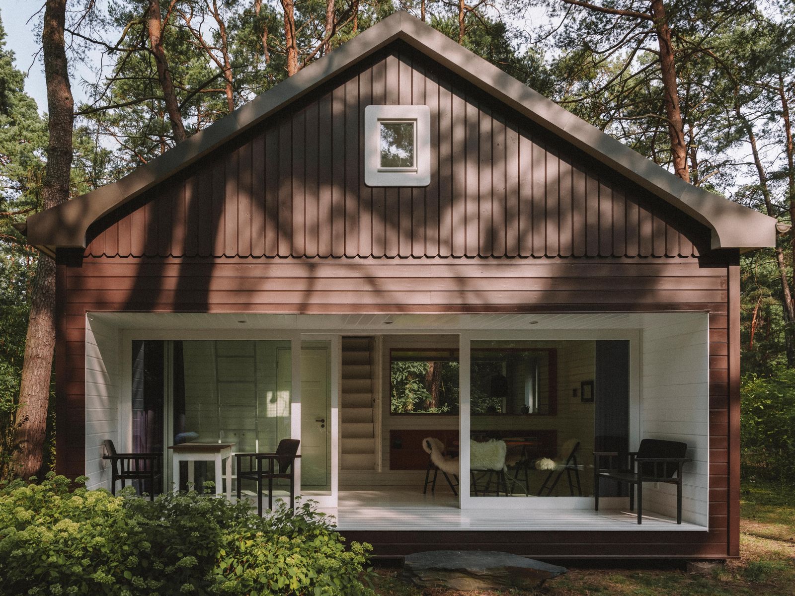 Hüttenzauber nahe Berlin: Dieses Holzhaus-Ensemble wurde im Einklang mit der Natur gestaltet
