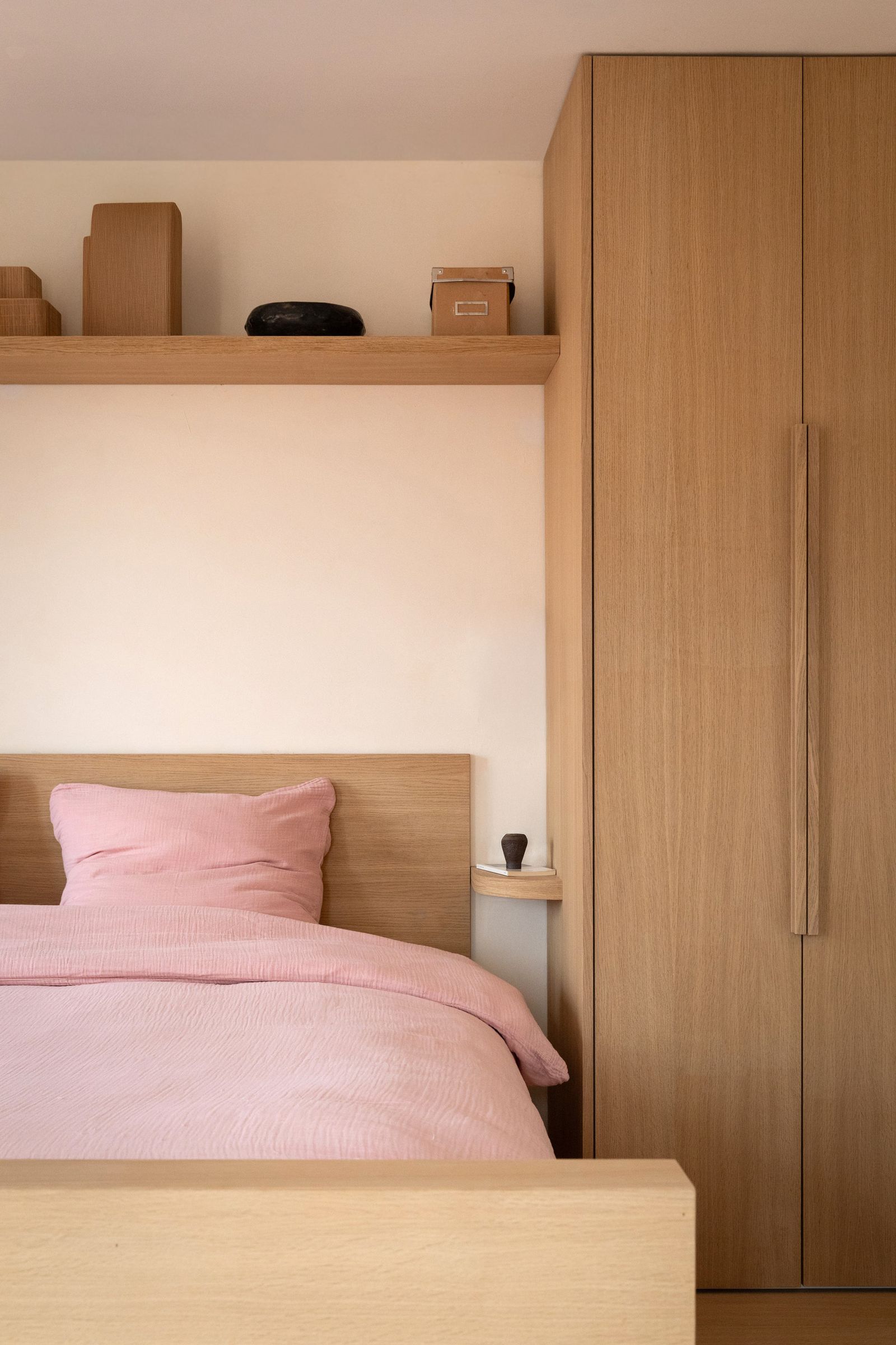 Renovierung kleine Wohnung in Paris Schlafbereich Bett Wandschrank