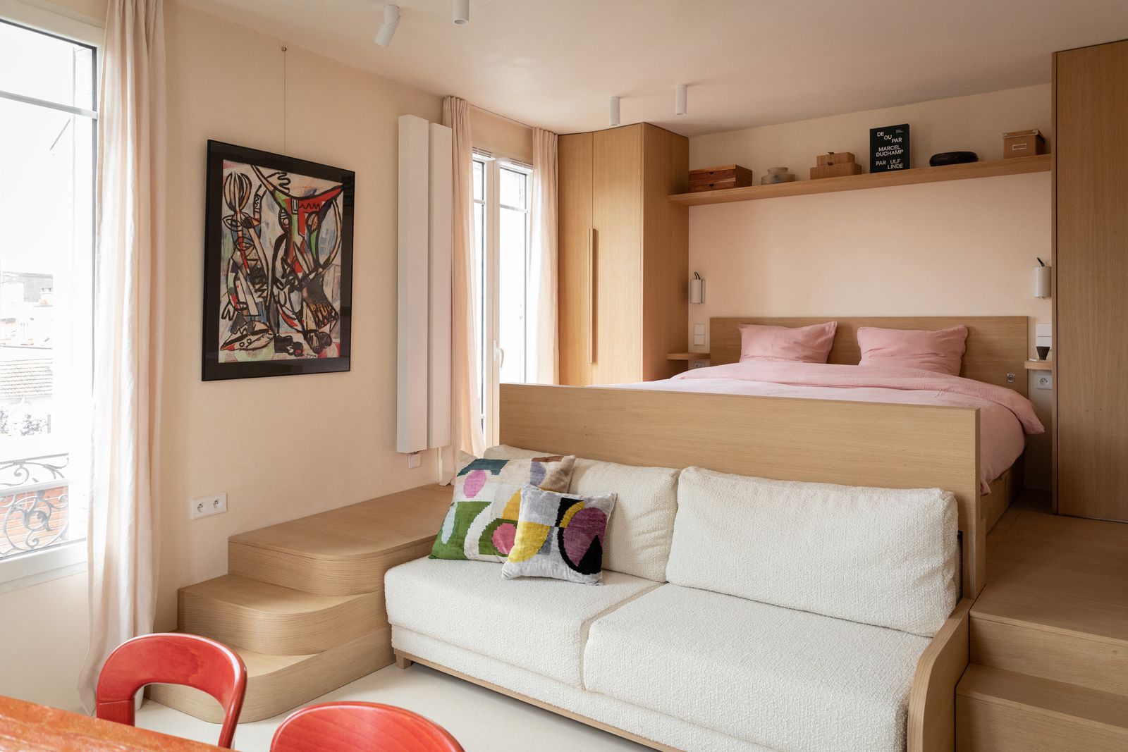 Das Herzstück des MiniApartments bildet eine multifunktionale SchlafEmpore mit Doppelbett an die ein Schlafsofa...