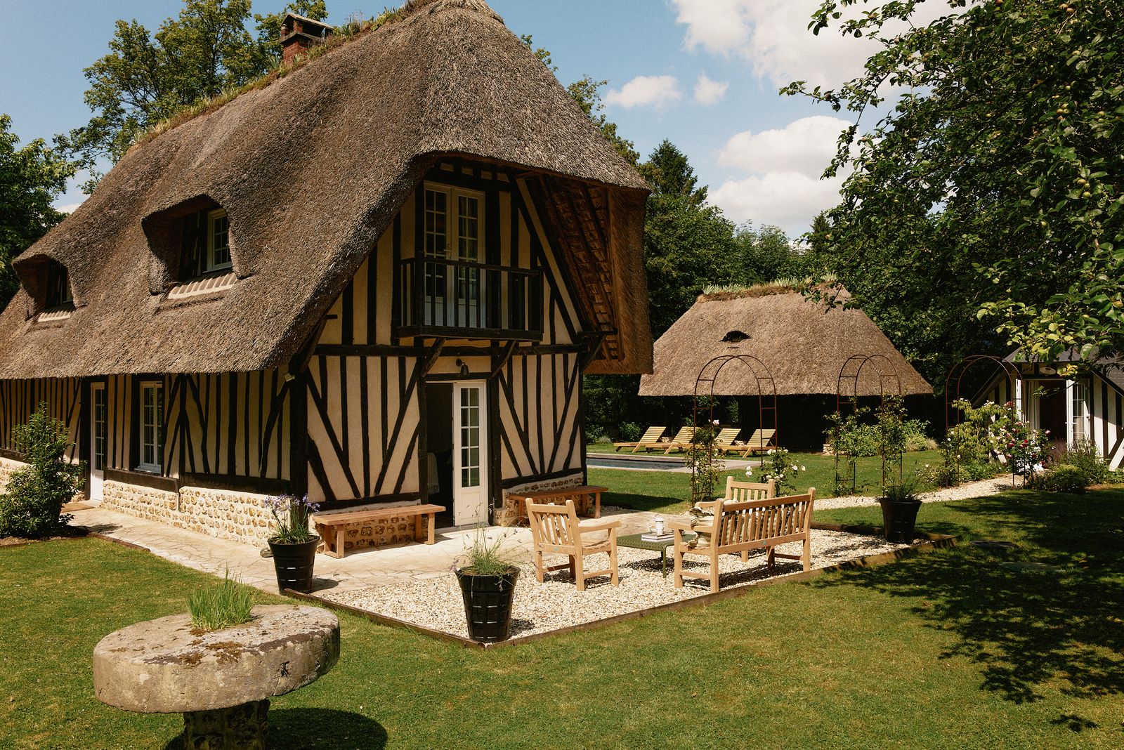 Reetdachhaus in der Normandie grüner Garten Terrasse
