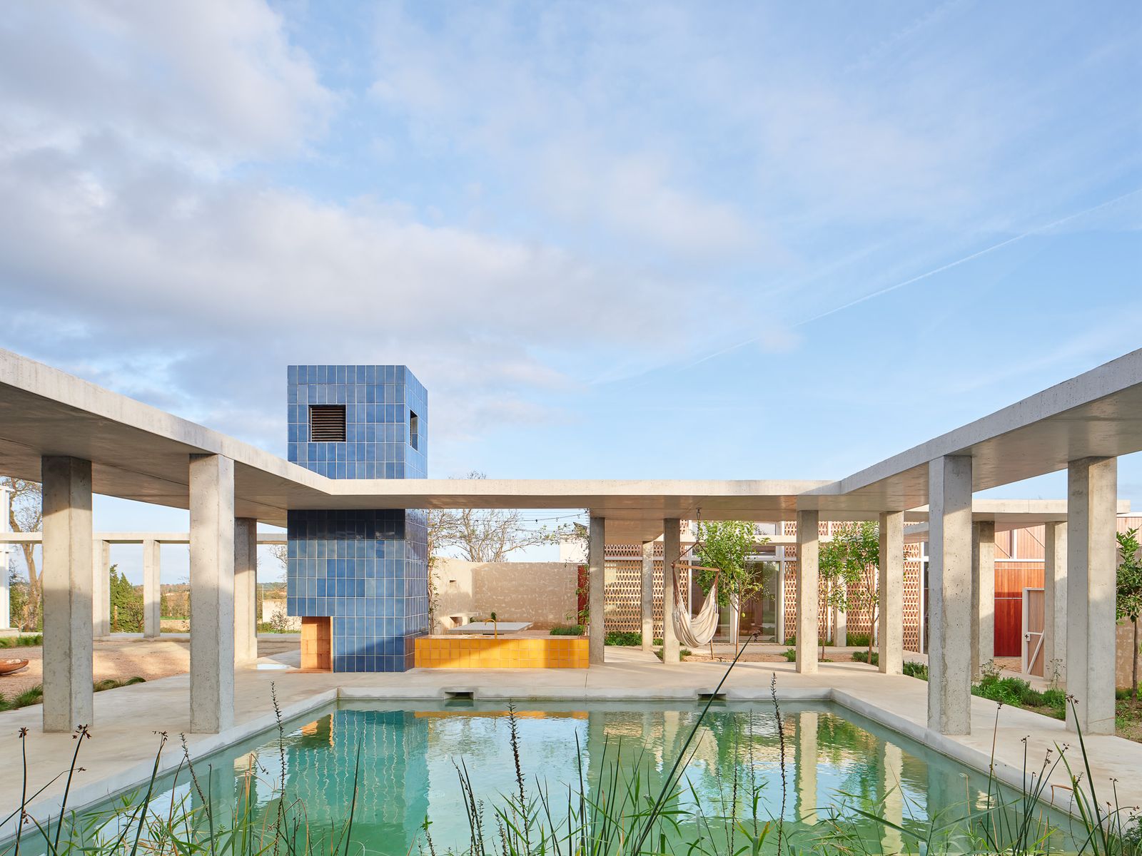 Dieses offene Familien-Haus am Meer interpretiert mit farbigen Fliesen und rauem Beton antike römische Ruinen neu