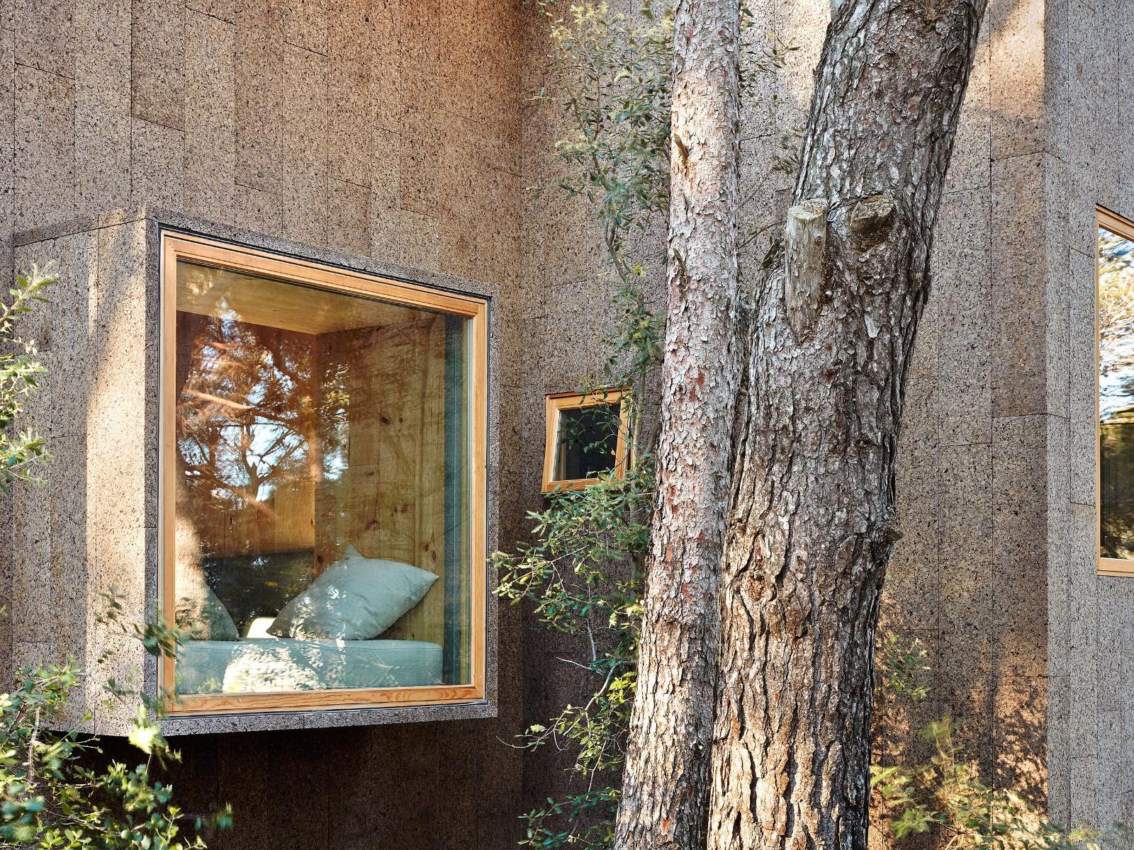 Sommer-Idyll aus Kork: So entstanden zwei nachhaltige Familien-Häuser zwischen Bäumen und Brandung