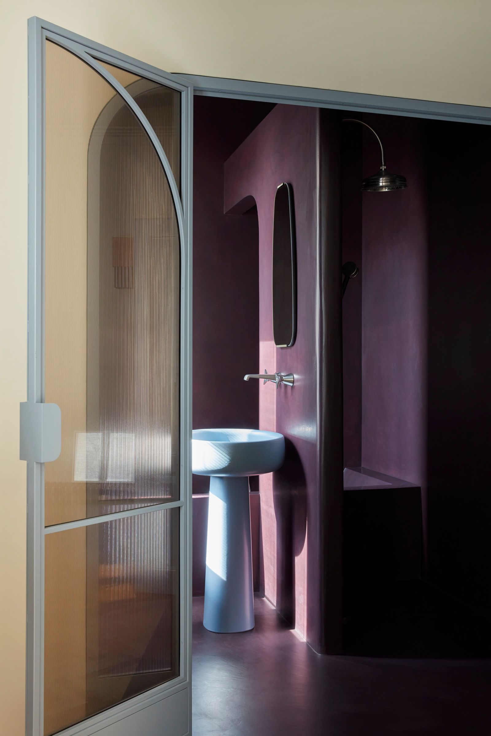 Blick in ein Badezimmer Standbecken bordeauxrote Wände