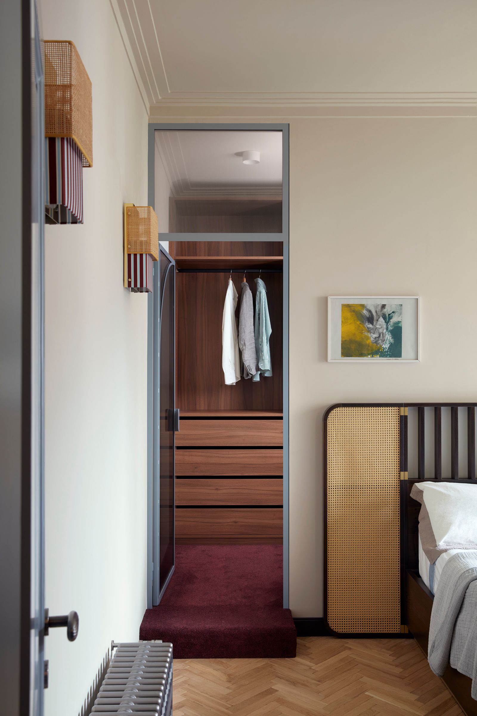 Blick aus einem Schlafzimmer in die Ankleide