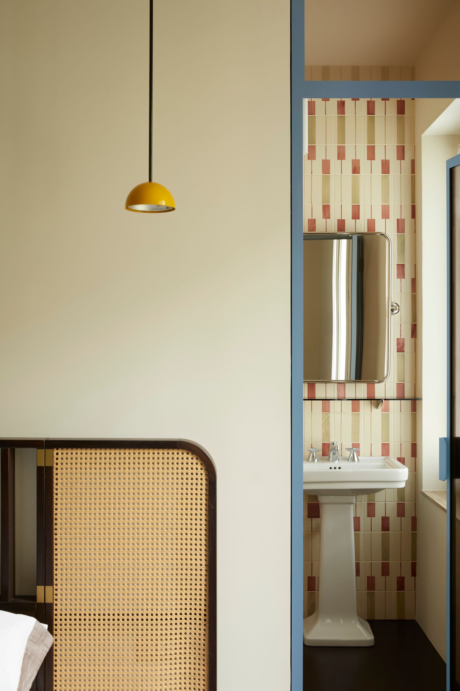 Blick von einem Schlafzimmer ins Bad gestreifte Fliesen