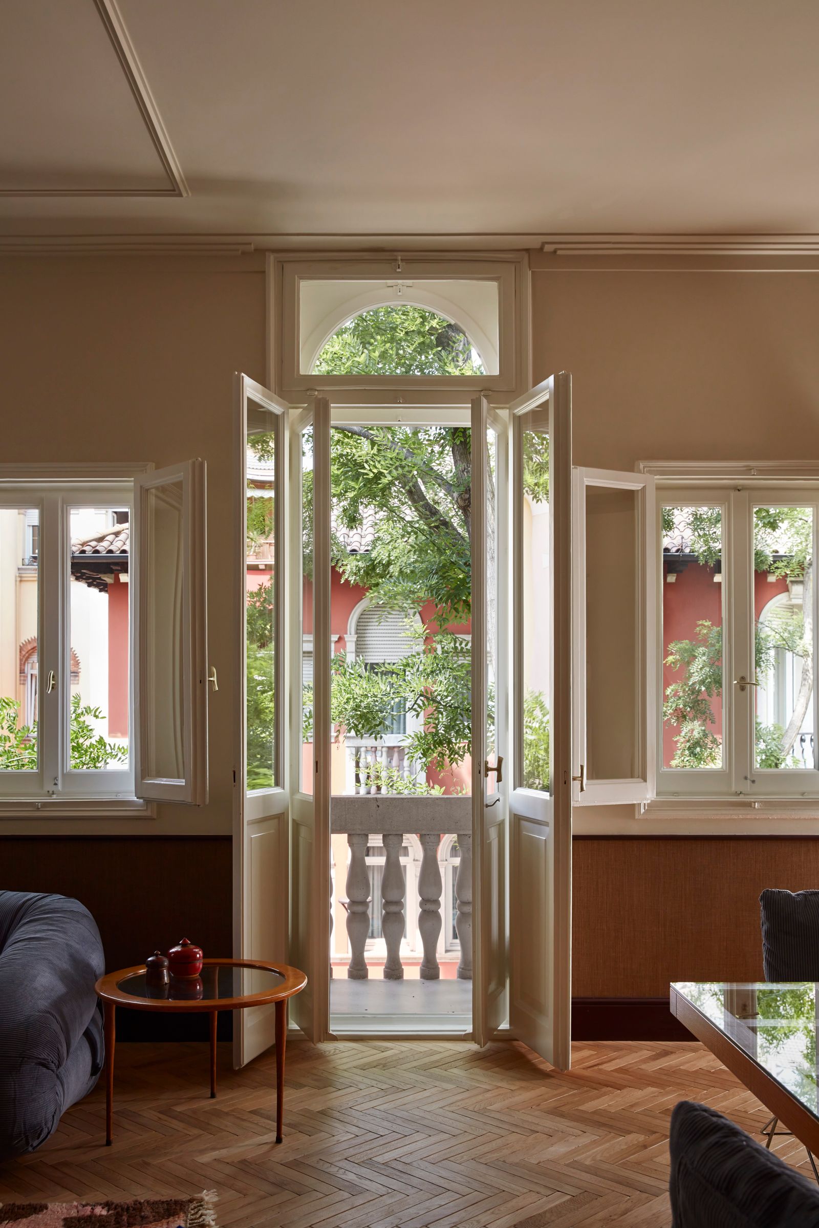 Blick aus einer Altbauwohnung durch die offene Balkontür