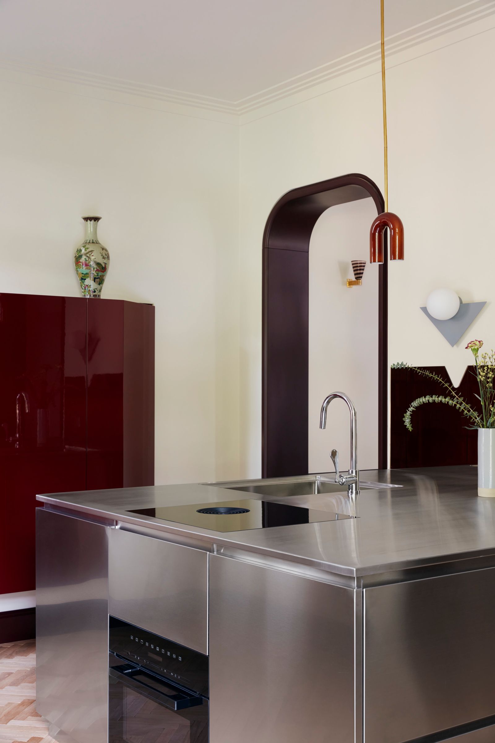 Küche mit Kücheninsel aus Edelstahl