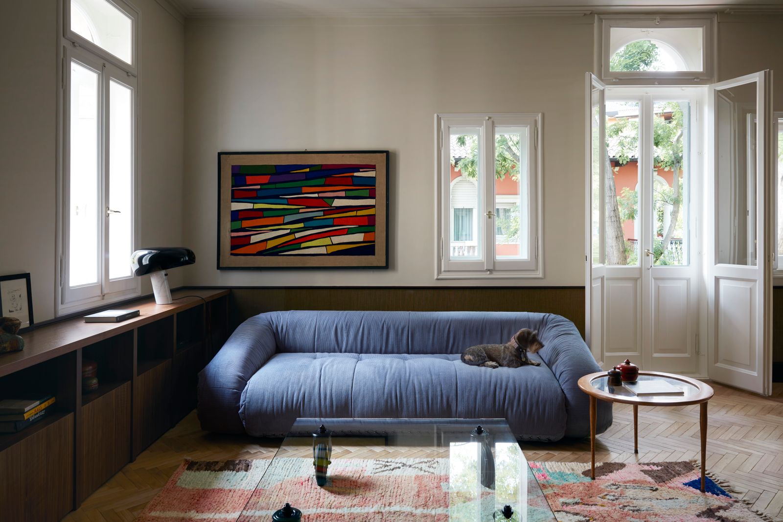 Wohnzimmer Rauhaardackel auf einem blauen Sofa