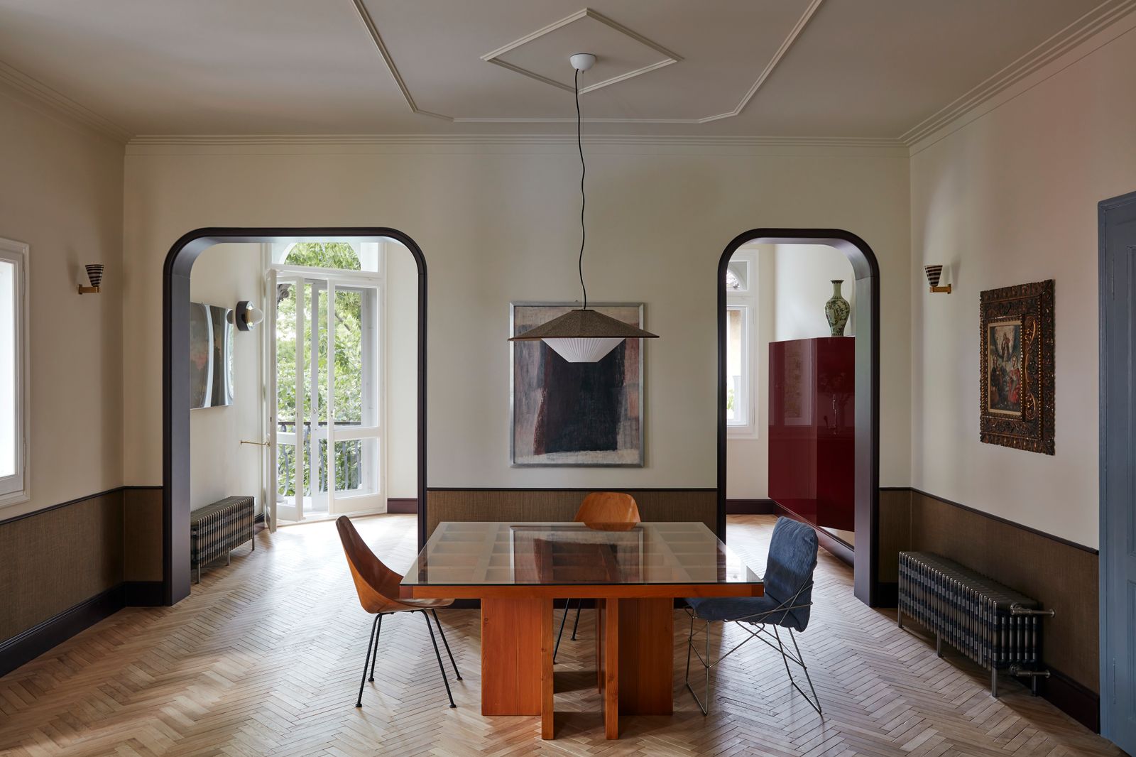 Esszimmer einer Altbauwohnung quadratischer Tisch drei Stühle Parkett