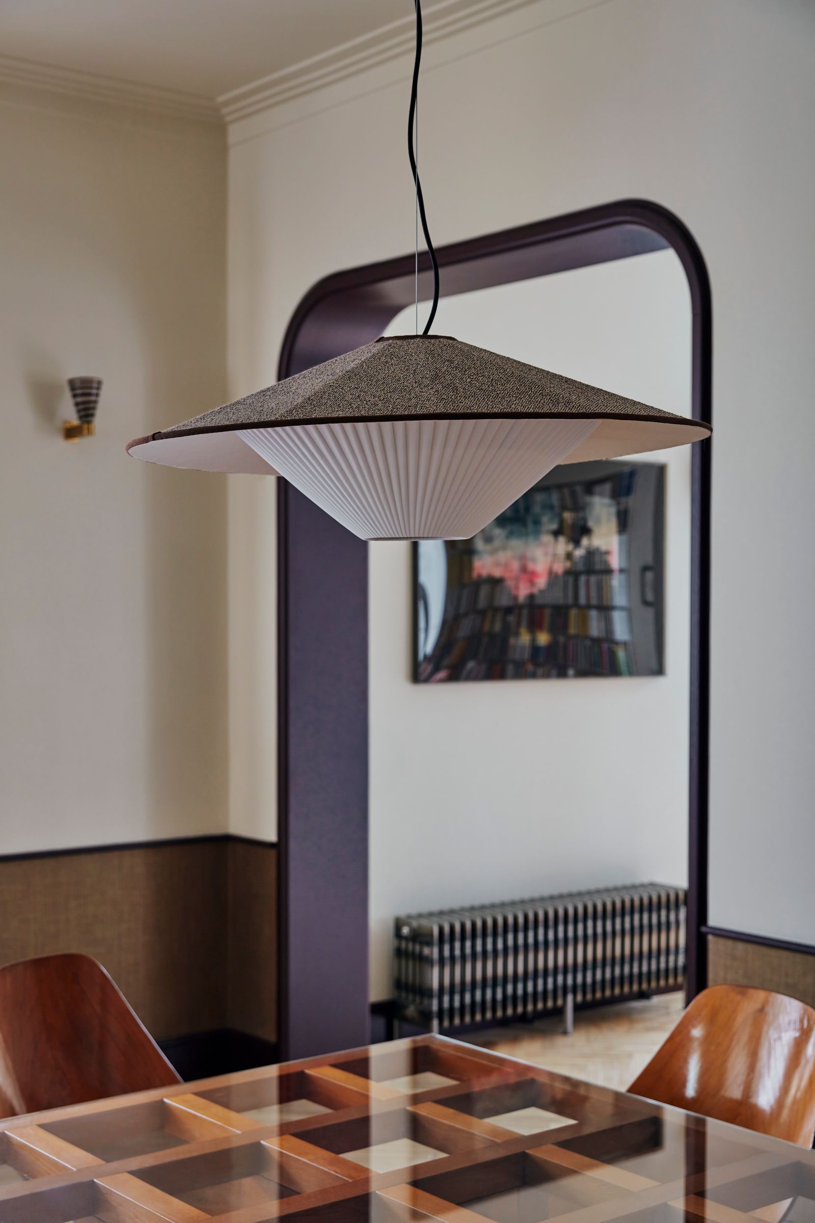 Interieur Detail eines Esszimmers Hängeleuchte über dem Esstisch