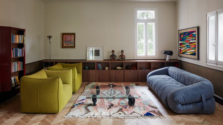 Die Renovierung dieser Altbauwohnung in Bozen vereint historisches Flair mit zeitgenössischer Frische