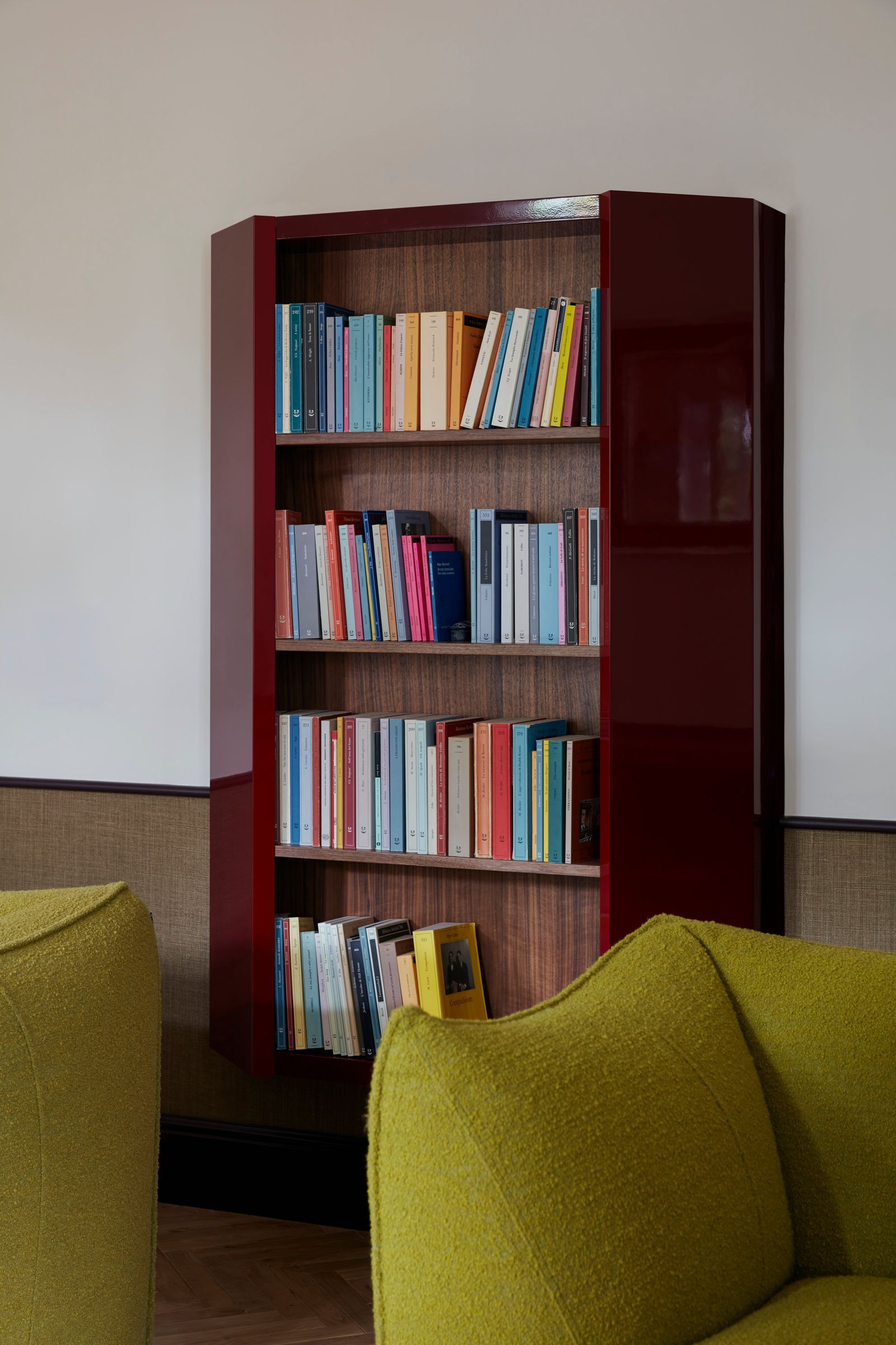 Interieur Bücherregal zwischen zwei gelben Sesseln