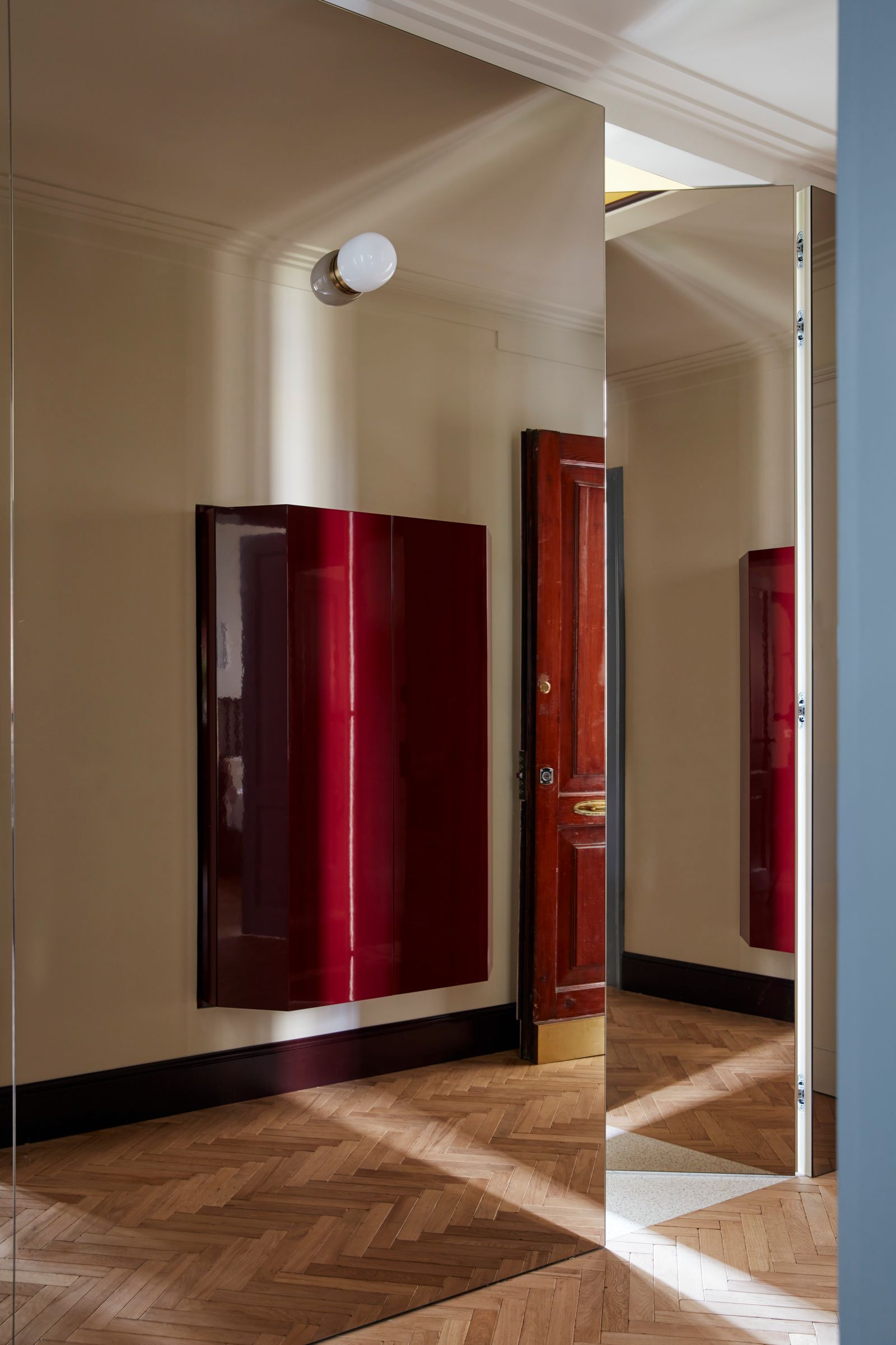 Interieur Flur mit Parkett und verspiegelter Wand