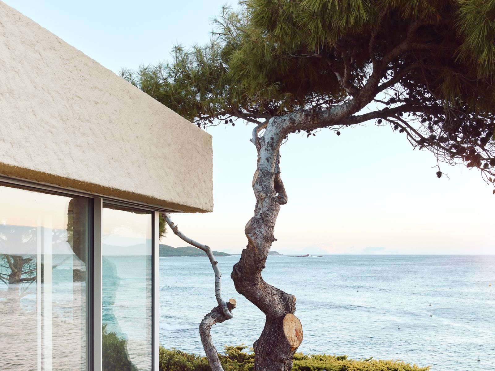 Chloé Nègre verwandelte einen Sixties-Bau in ein lichtdurchflutetes Traumferienhaus