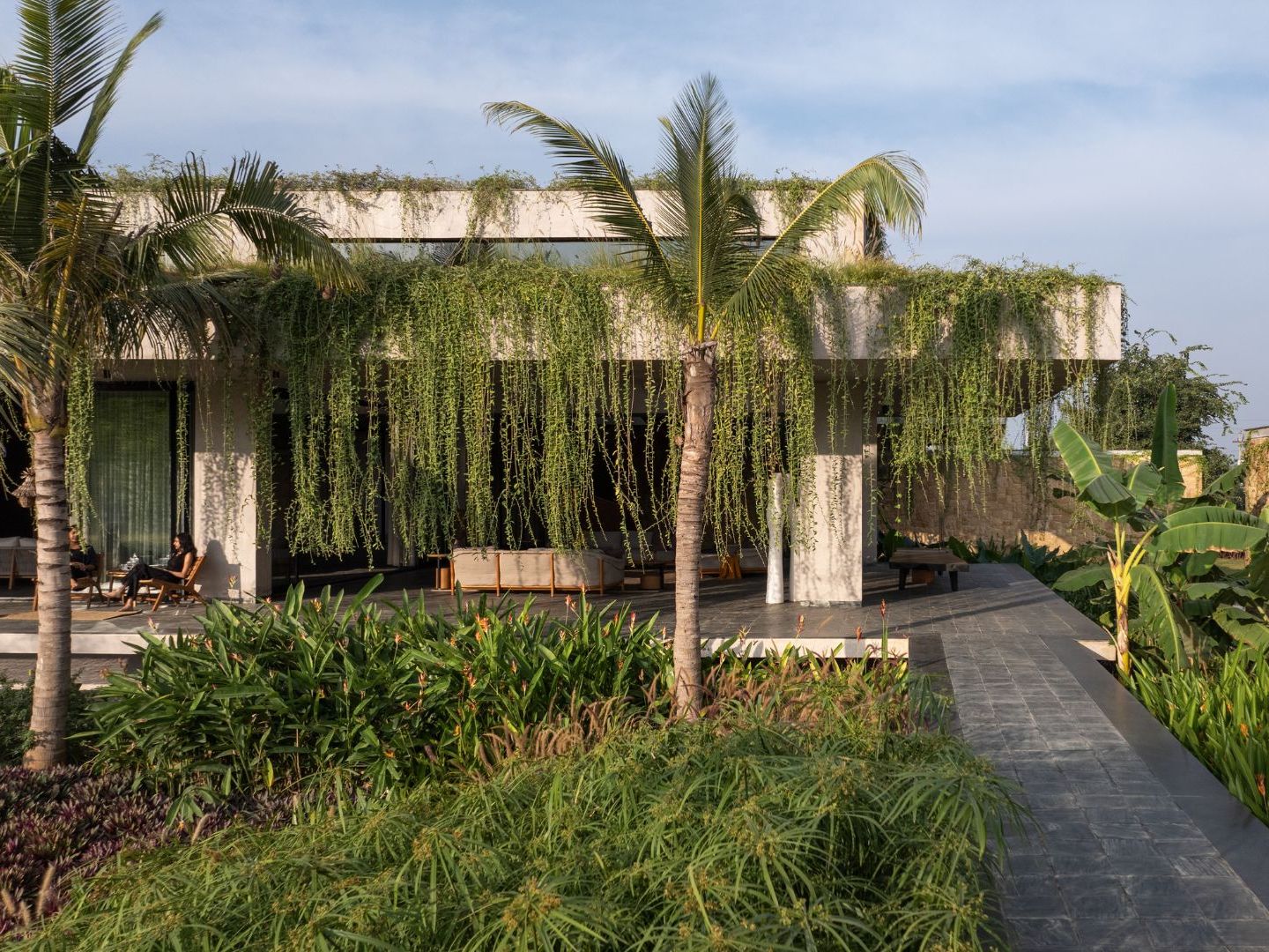 Brutalistisch, nachhaltig und rundum begrünt: In diesem Haus in der Natur kommt die ganze Familie zusammen