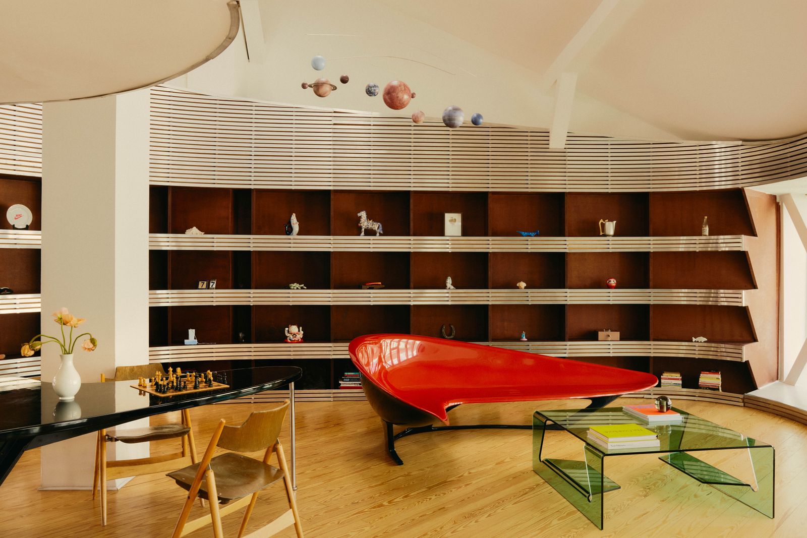 Die Einbauten waren bereits vorhanden. Sie wurden wie der gesamte Dachaufbau vom Architekten Stefan Sterf entworfen. Er...