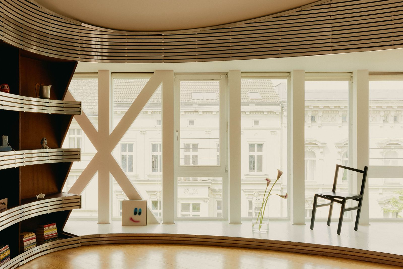 Ungewöhnliche Materialkombinationen und stromlinienförmige organische und dynamische Linien die keinen Zweck erfüllen...