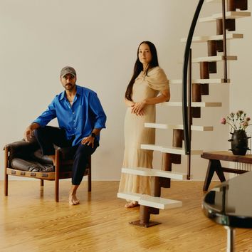 Über den seltenen Glücksfall erhalten gebliebener Originaleinbauten: So wohnen Yasin Müjdeci und Laura Linauskaite in Berlin