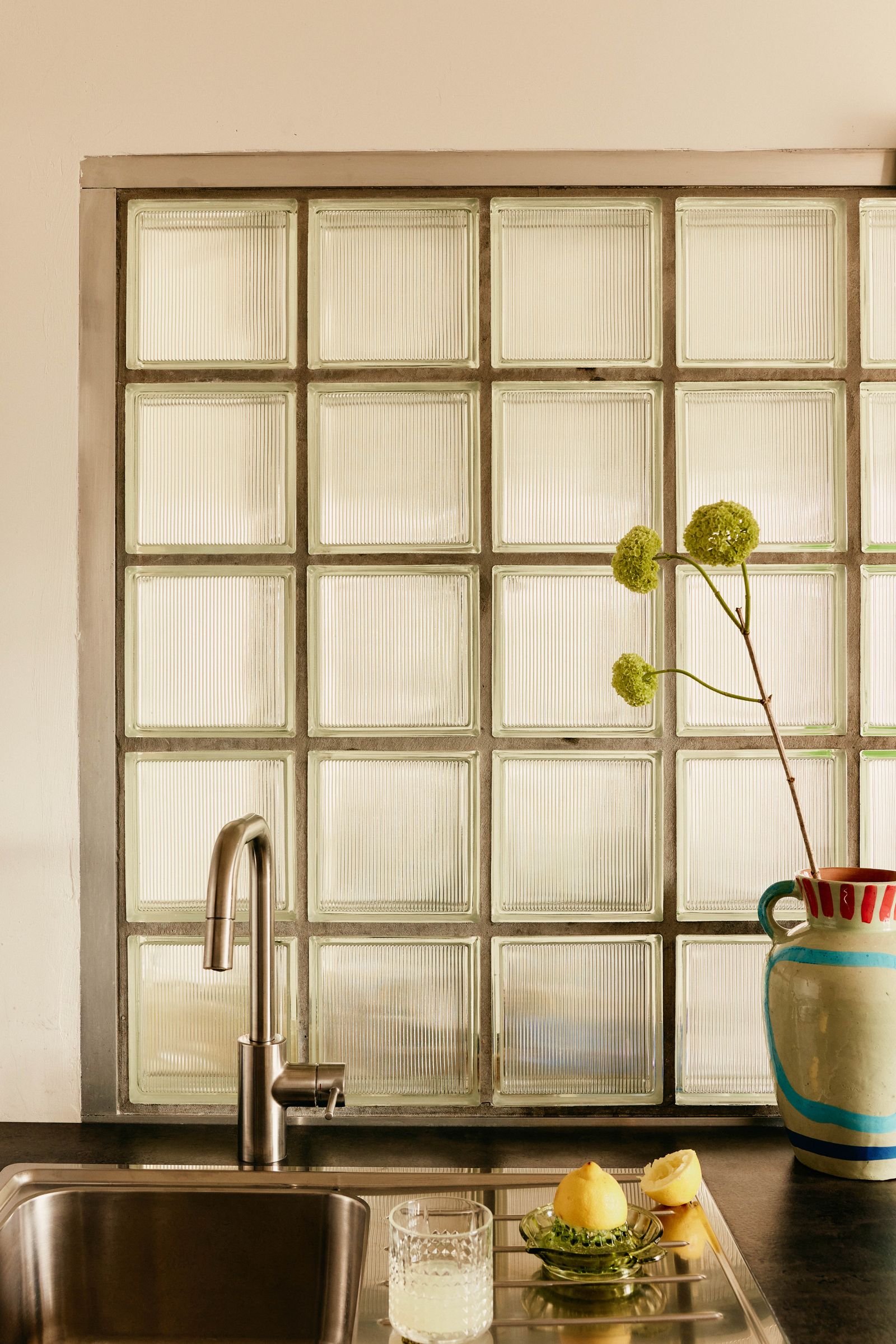 Glasbausteine erleben derzeit ein Revival diese hier sind schon mehrere Jahrzehnte alt. Die Vase ist vom marrokanischen...