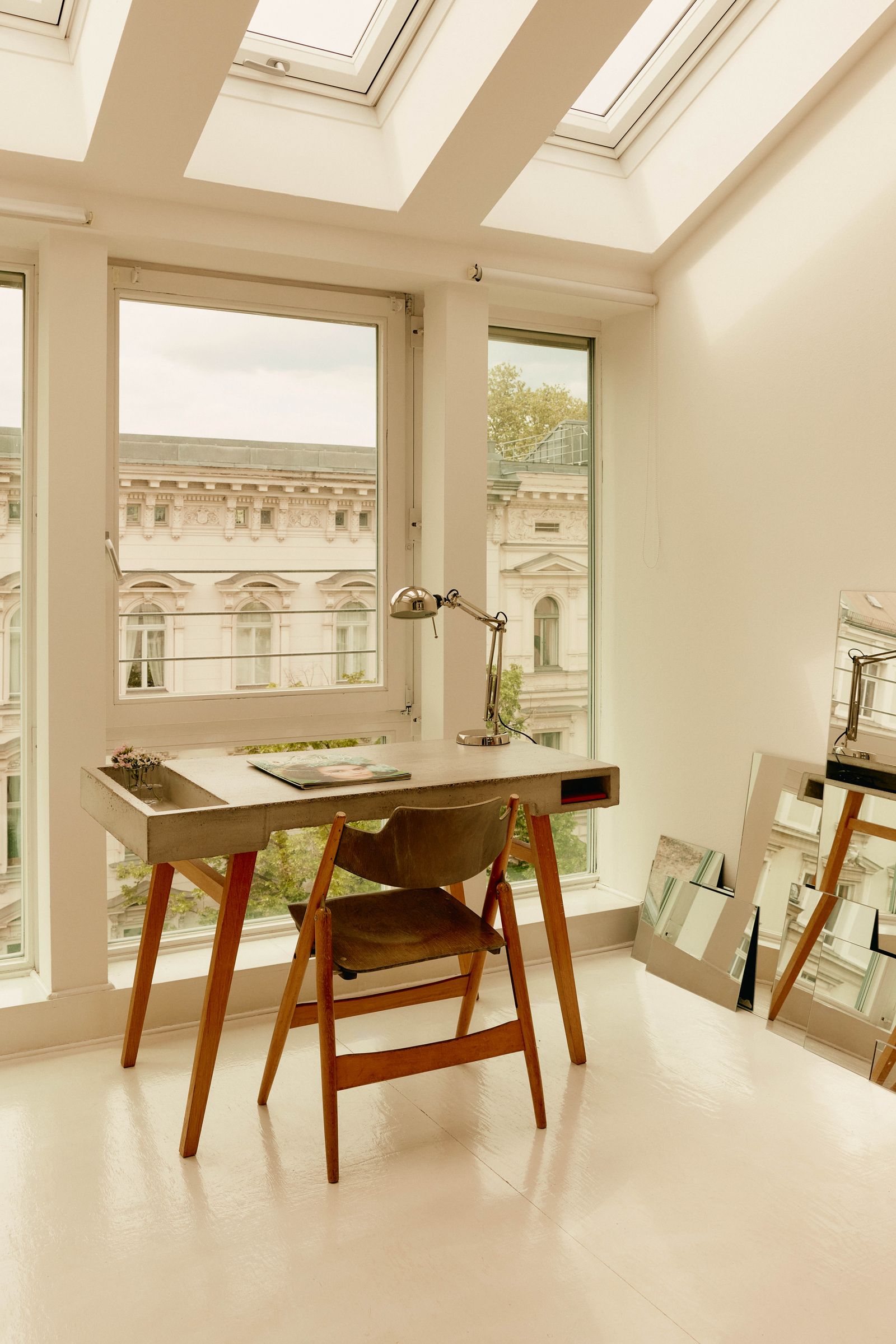 Aus dem kleinen Büro blickt man auf die herrschaftliche Fassade des gegenüberliegenden Hauses dabei könnte man fast...