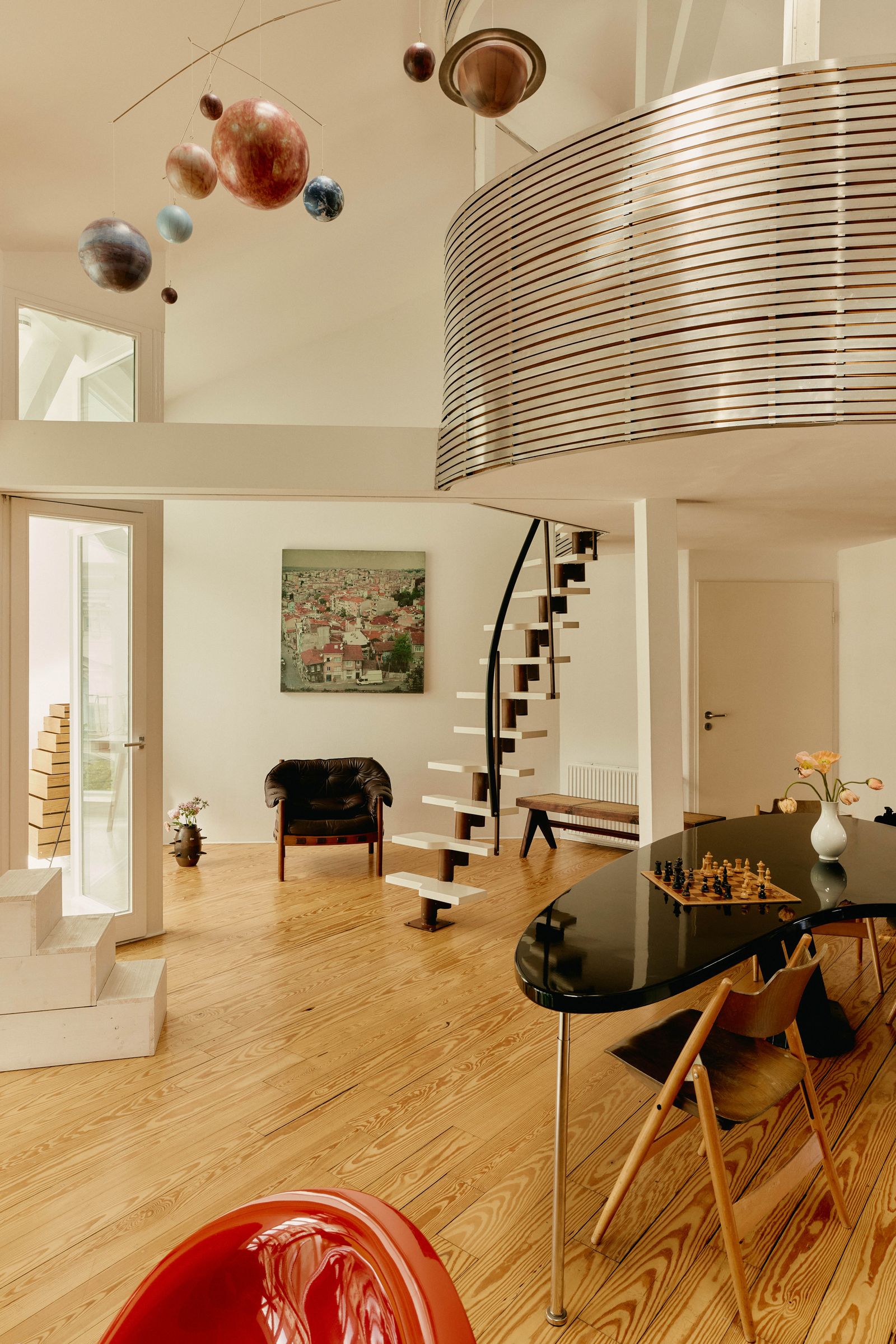 Der VintageLounger aus Leder und Teak wurde in den Sechzigern von Sven Ellekaer für Coja entworfen der Tisch rechts ist...