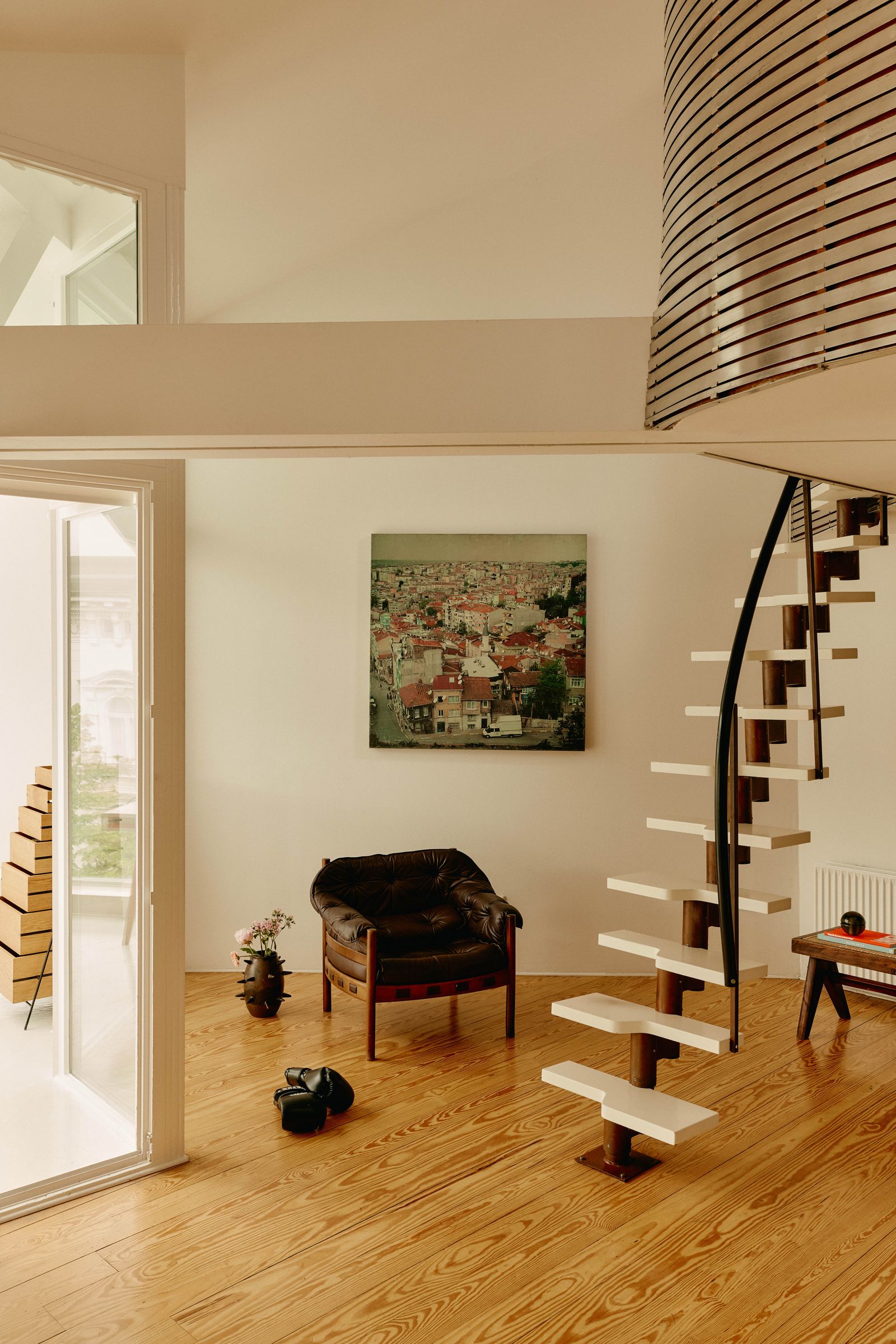 Die Postmoderne hat bloßen Funktionalismus meist abgelehnt scheut sich aber auch nicht davor die Vergangenheit zu...