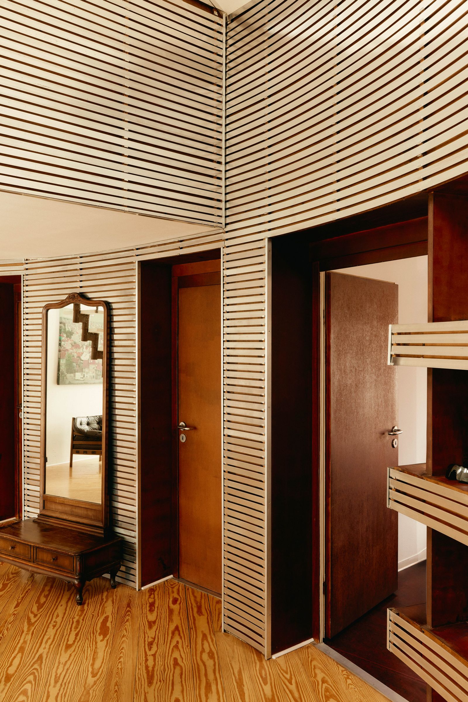 Die offene Tür führt ins Schlafzimmer daneben befindet sich die Küche und darüber eine kleine Empore.